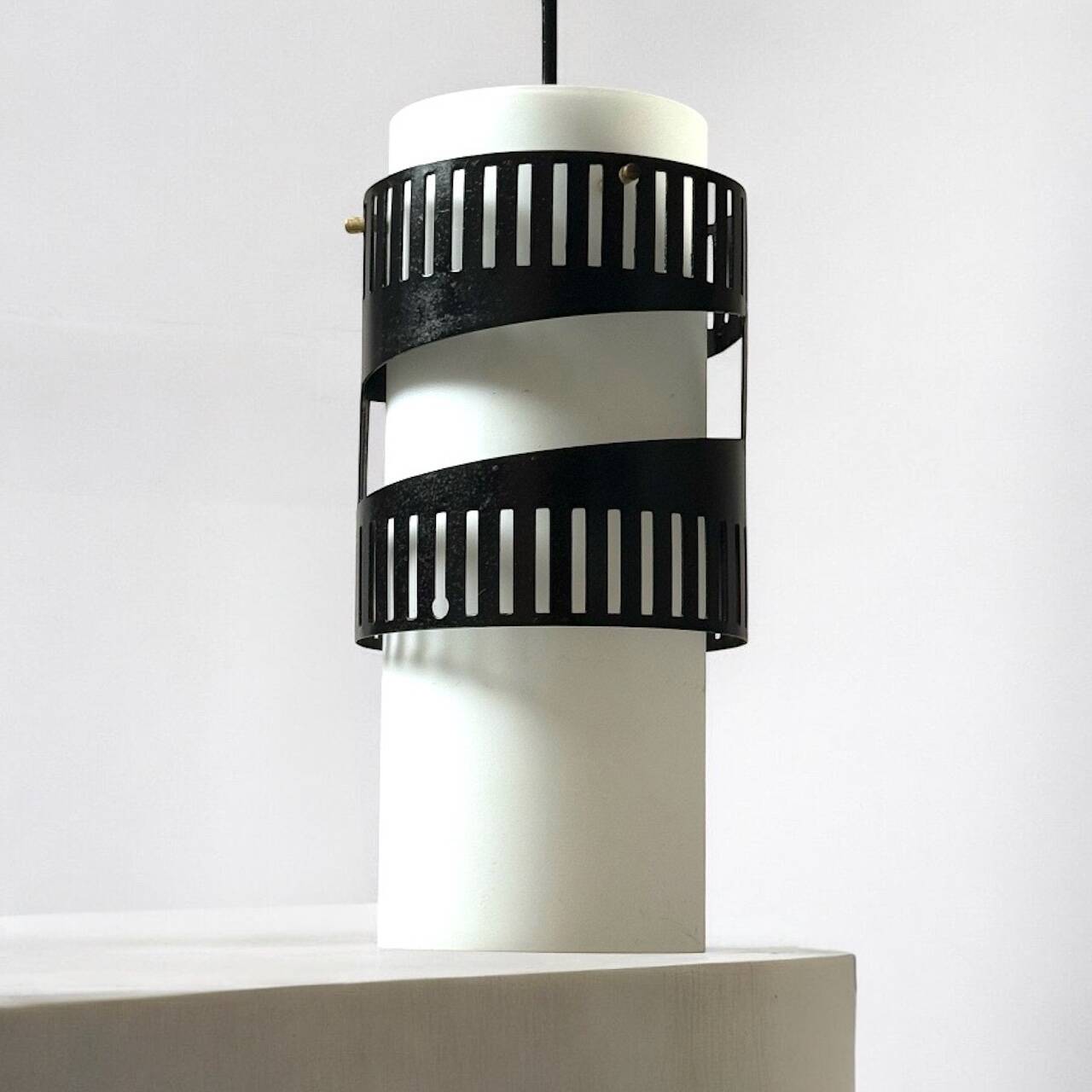 Suspension à trois lumières en métal et verre opalin, années 1960