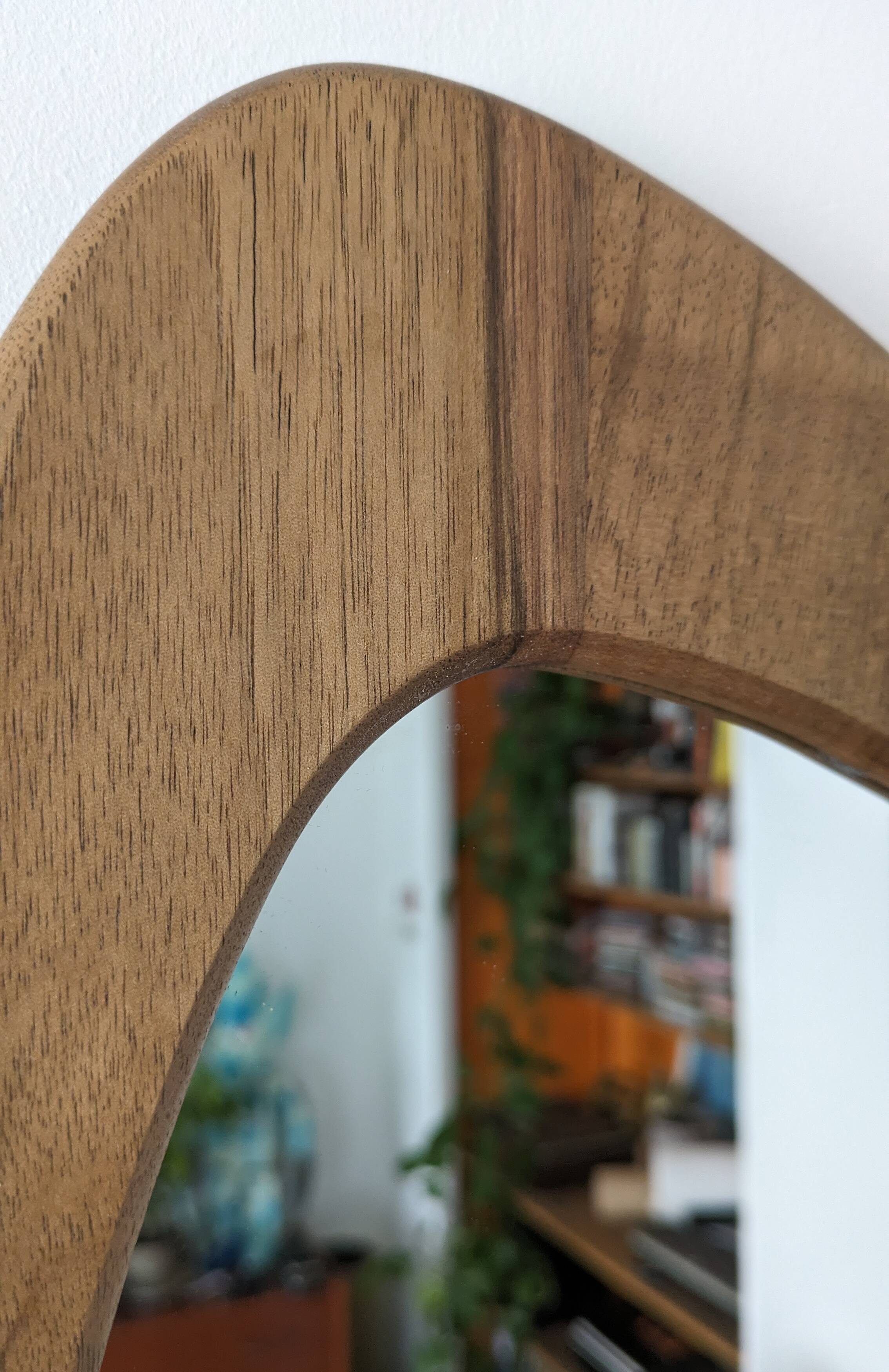 Miroir en noyer massif de style mid-century modern / scandinave