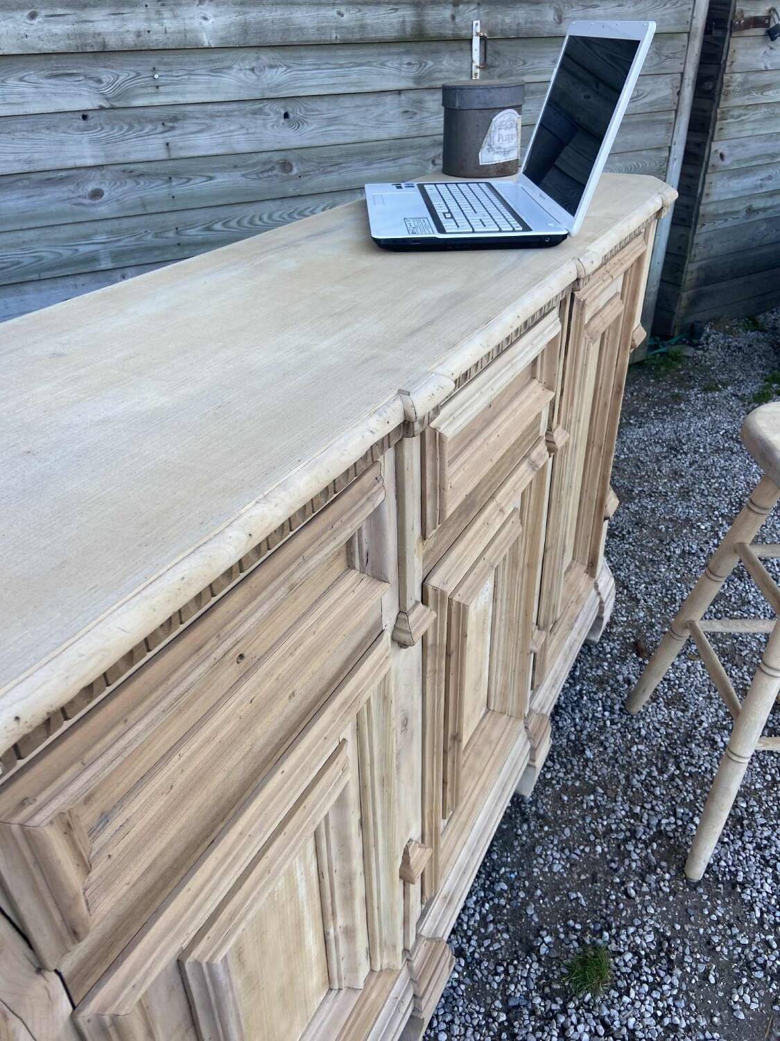 Bar / comptoir en bois brut