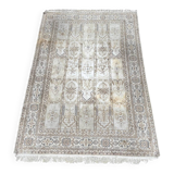 Elegant silk rug with arabesque decoration, 270 x 185 cm