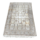 Elégant tapis en soie à décor d’arabesques, 270 x 185 cm