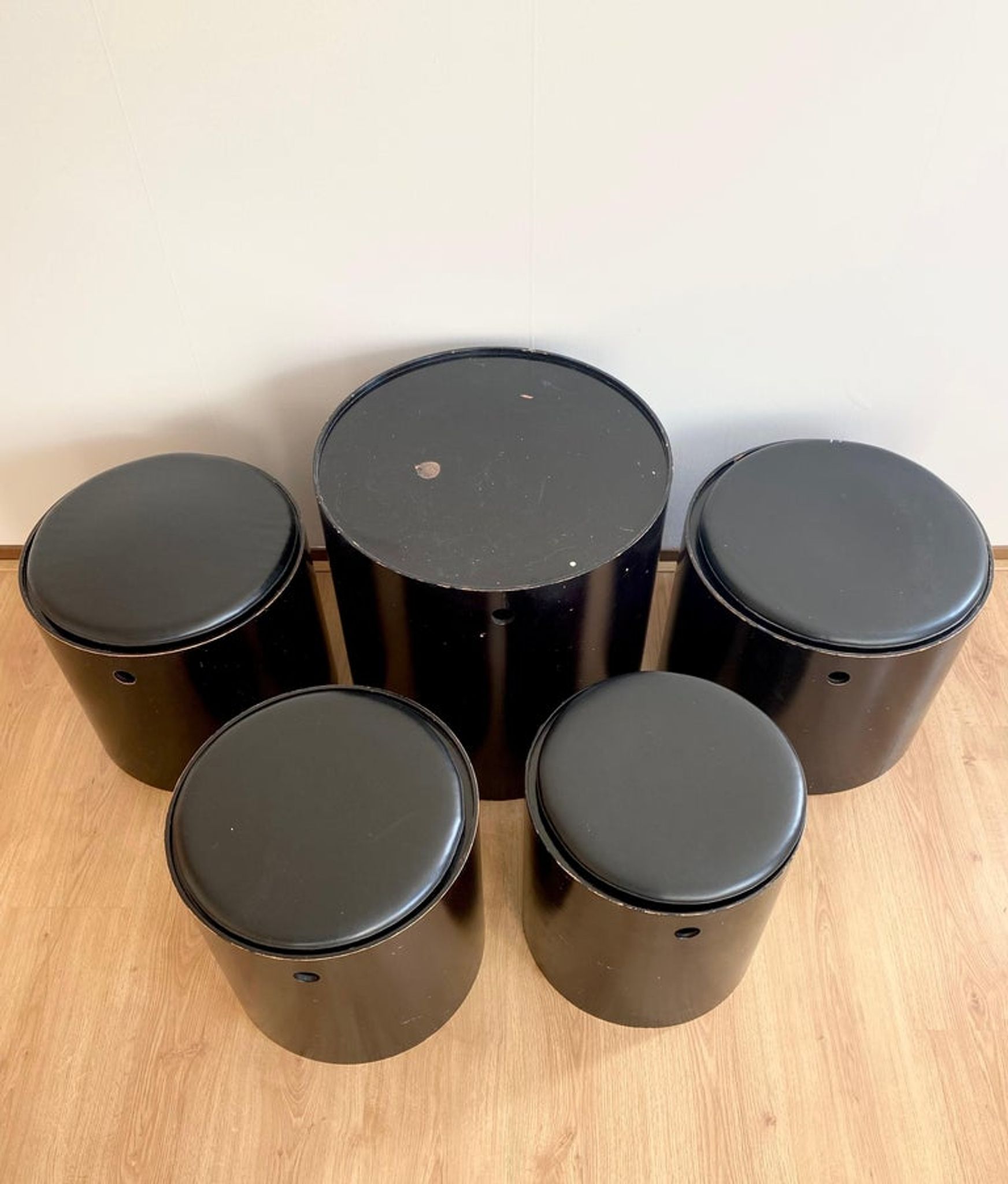 Lot de 5 tabourets et table d’appoint par Verner Panton, 1965