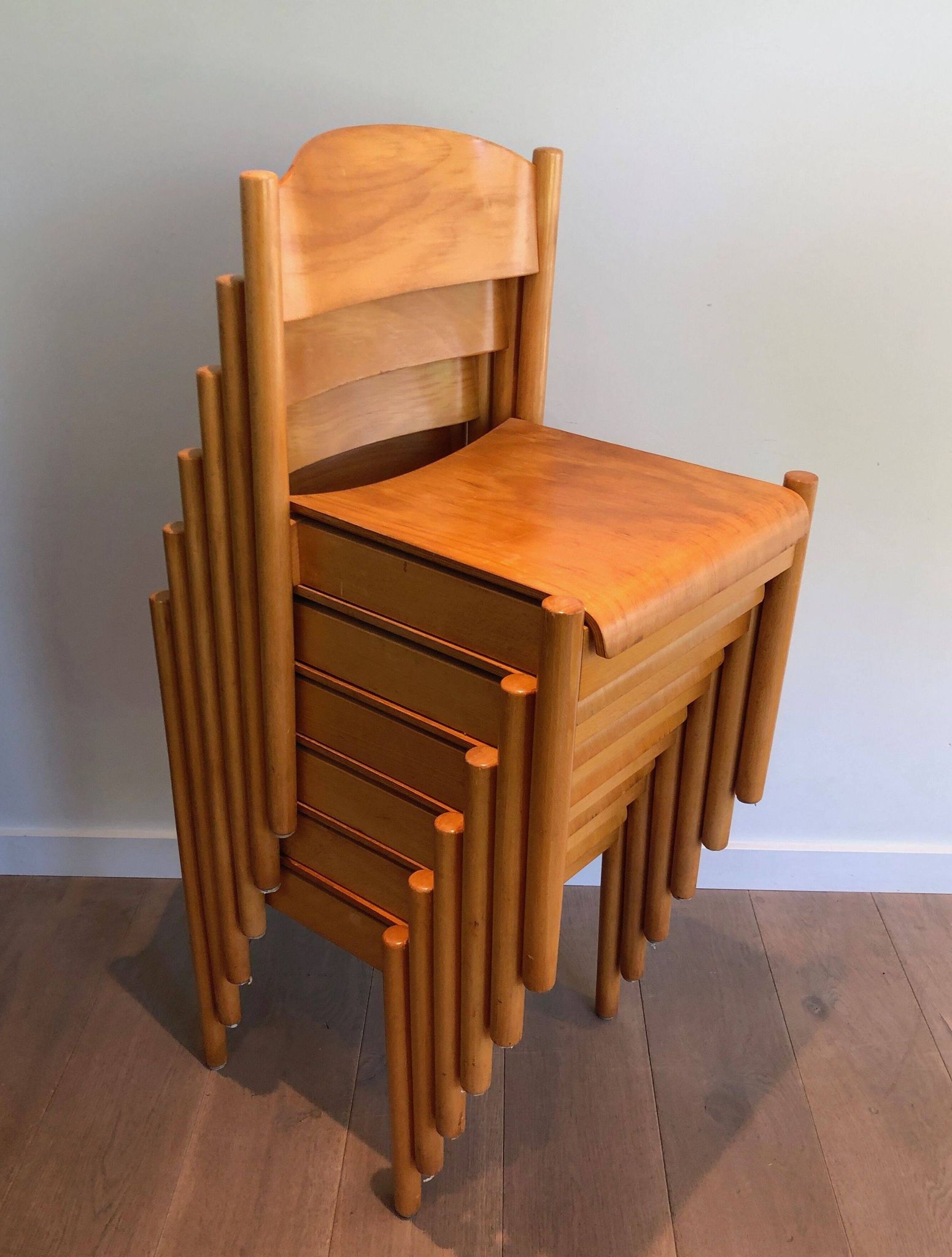 Suite de 6 chaises empilables en sapin