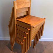 Suite de 6 chaises empilables en sapin
