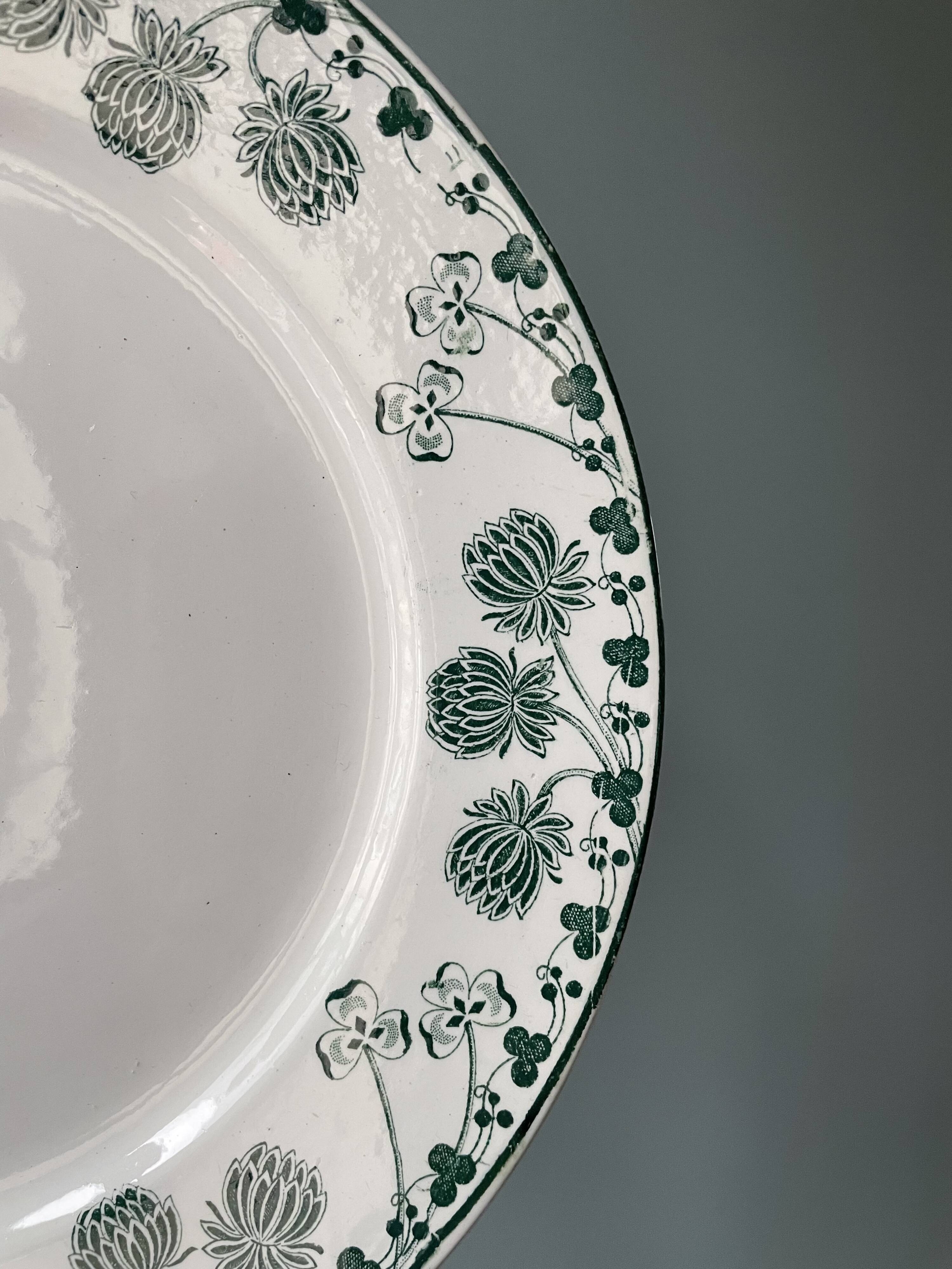 Lot de 12 assiettes plates XIXème Boch Frères Keramis, modèle Trifolium