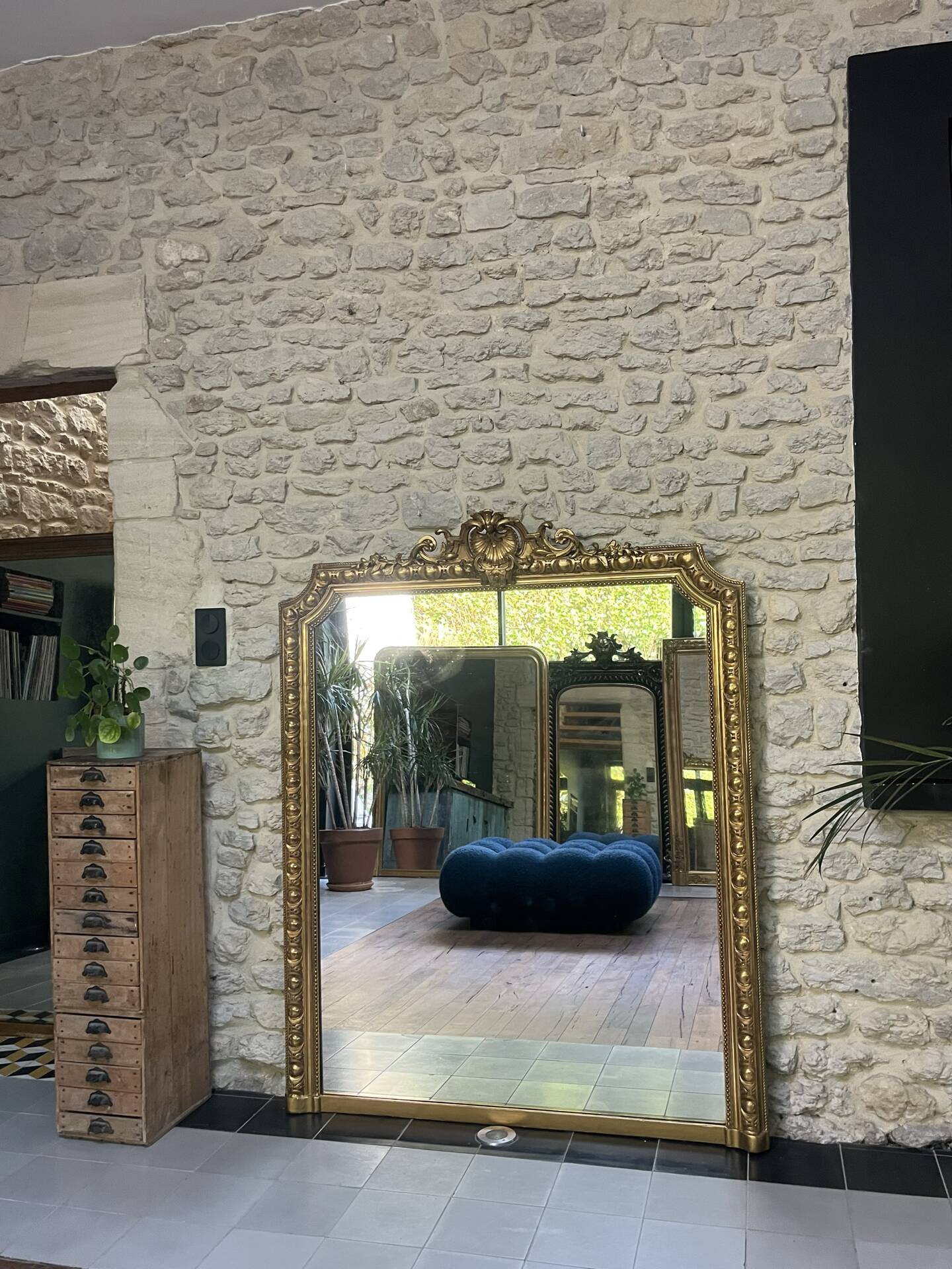 Miroir de cheminée Napoléon III 150,5/120cm, doré à la feuille d’or