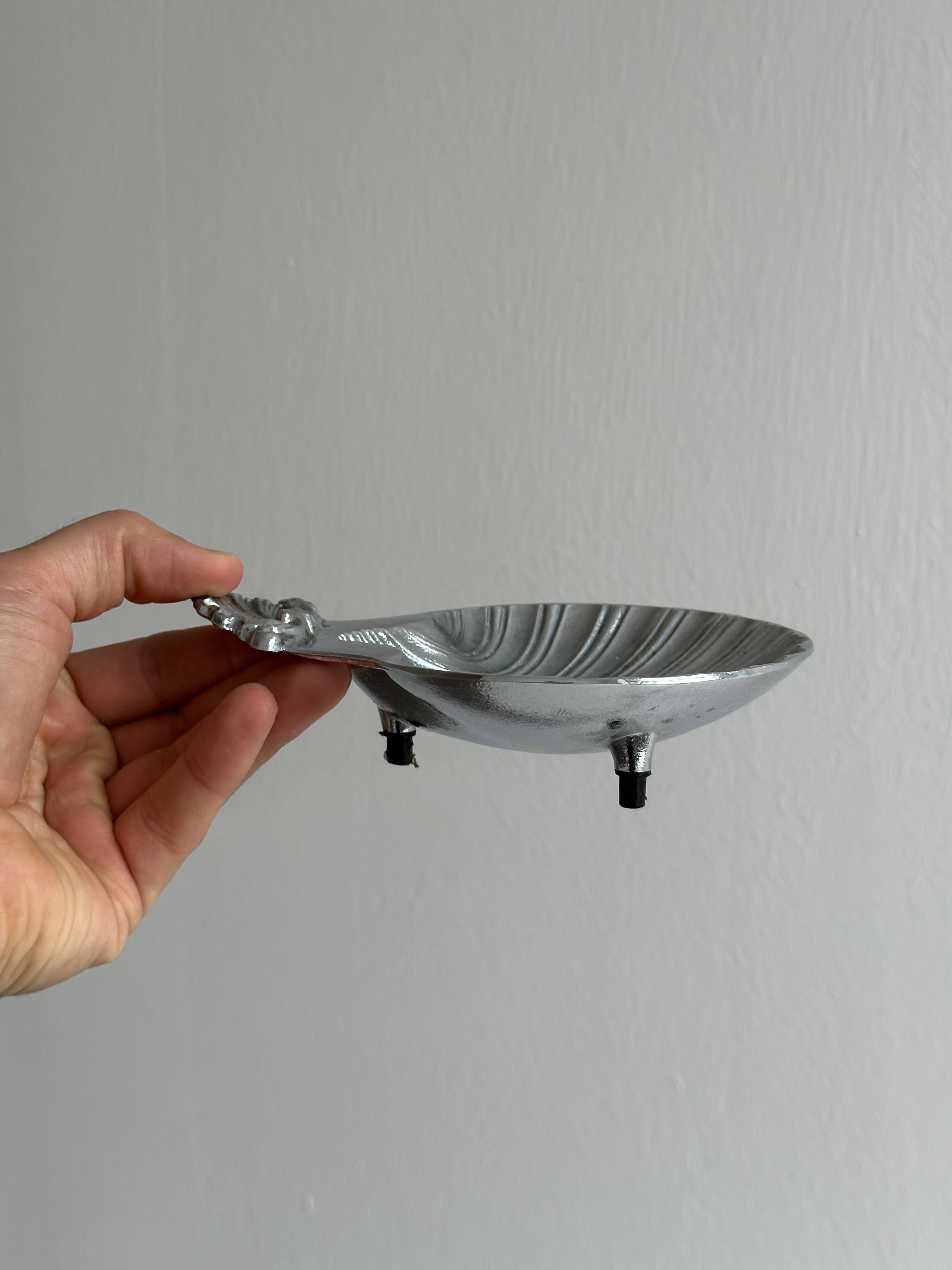 Porte-savon en métal argenté en forme de coquillage