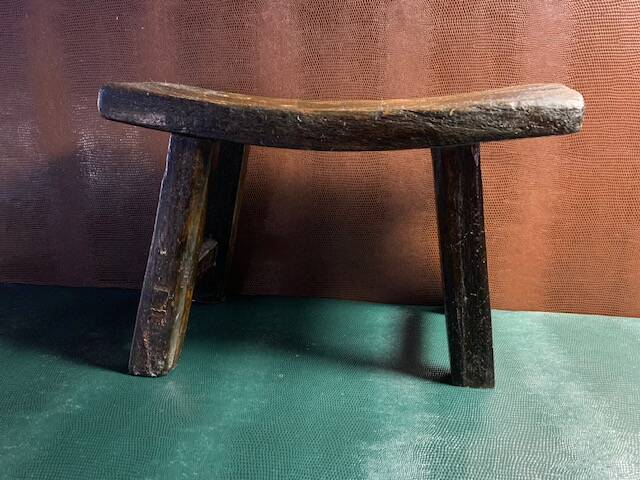 Antique milking stool in rustic curved wood, 19th century