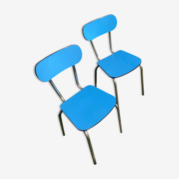 Deux chaises bleues en formica