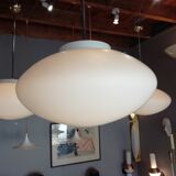 Lampe à suspension en verre opalin 1960