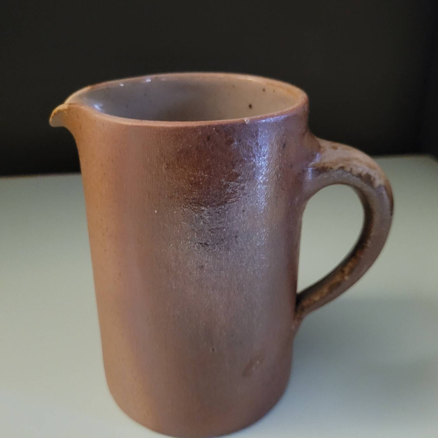 Pichet en grès artisanal – émaillage brun rosé – France, années 1970