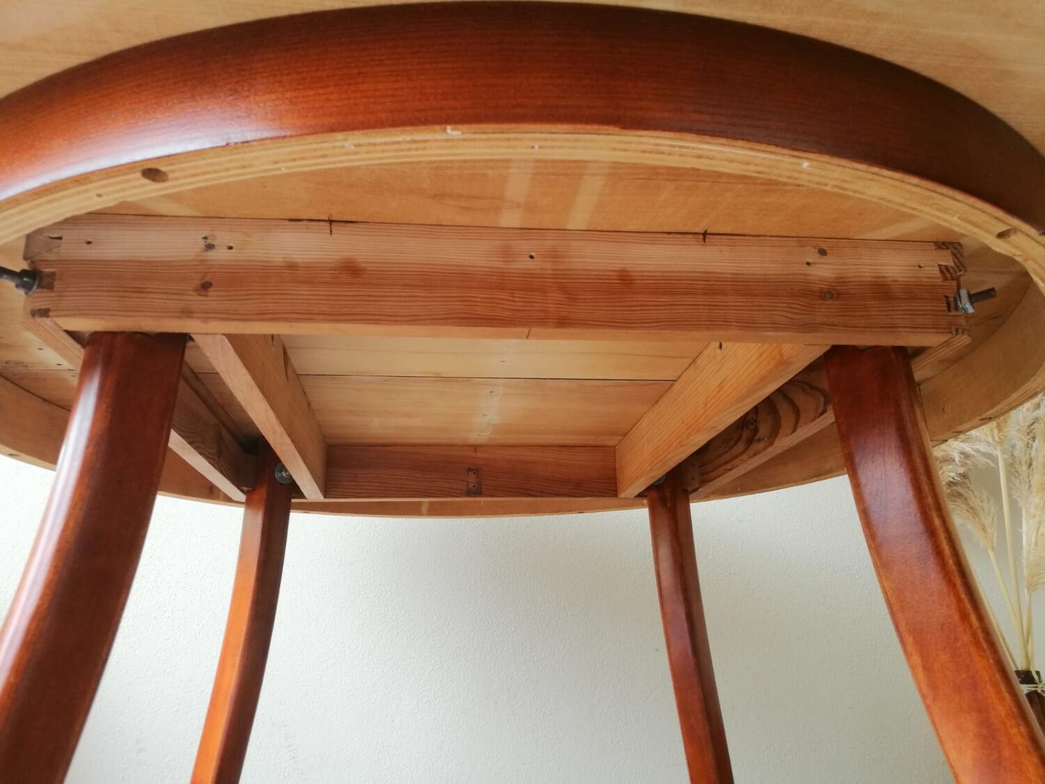 Scandinavian dining room round table