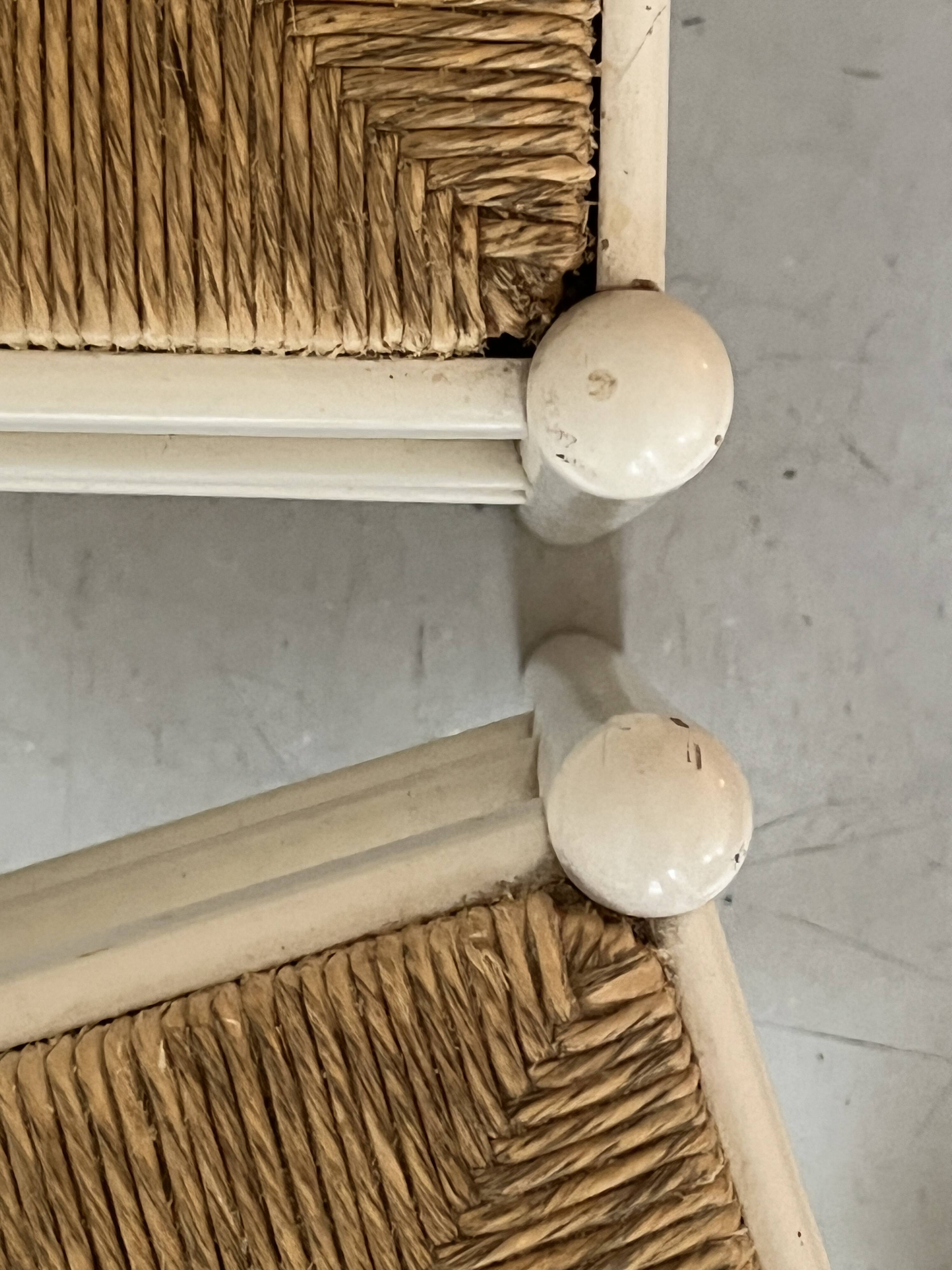 Paire de chaises vintage en bois blanc et paille