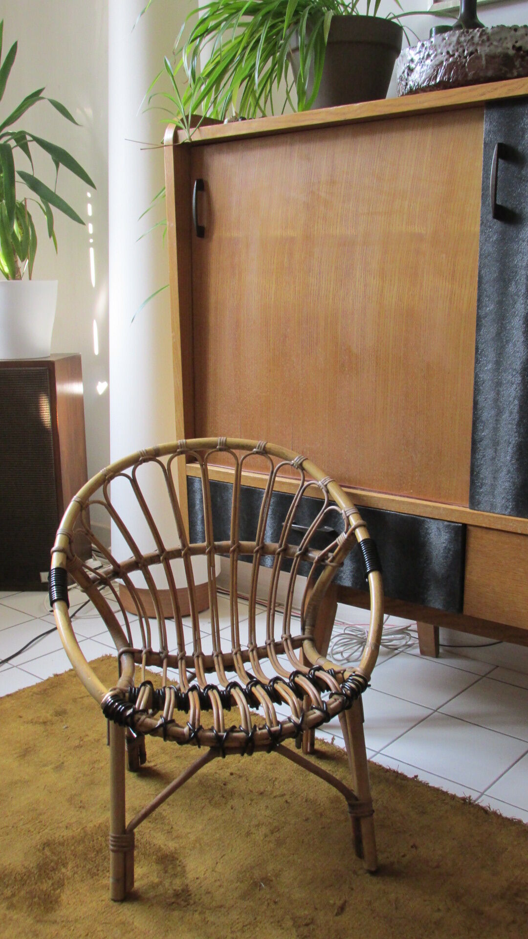 Fauteuil en rotin et scoubidou