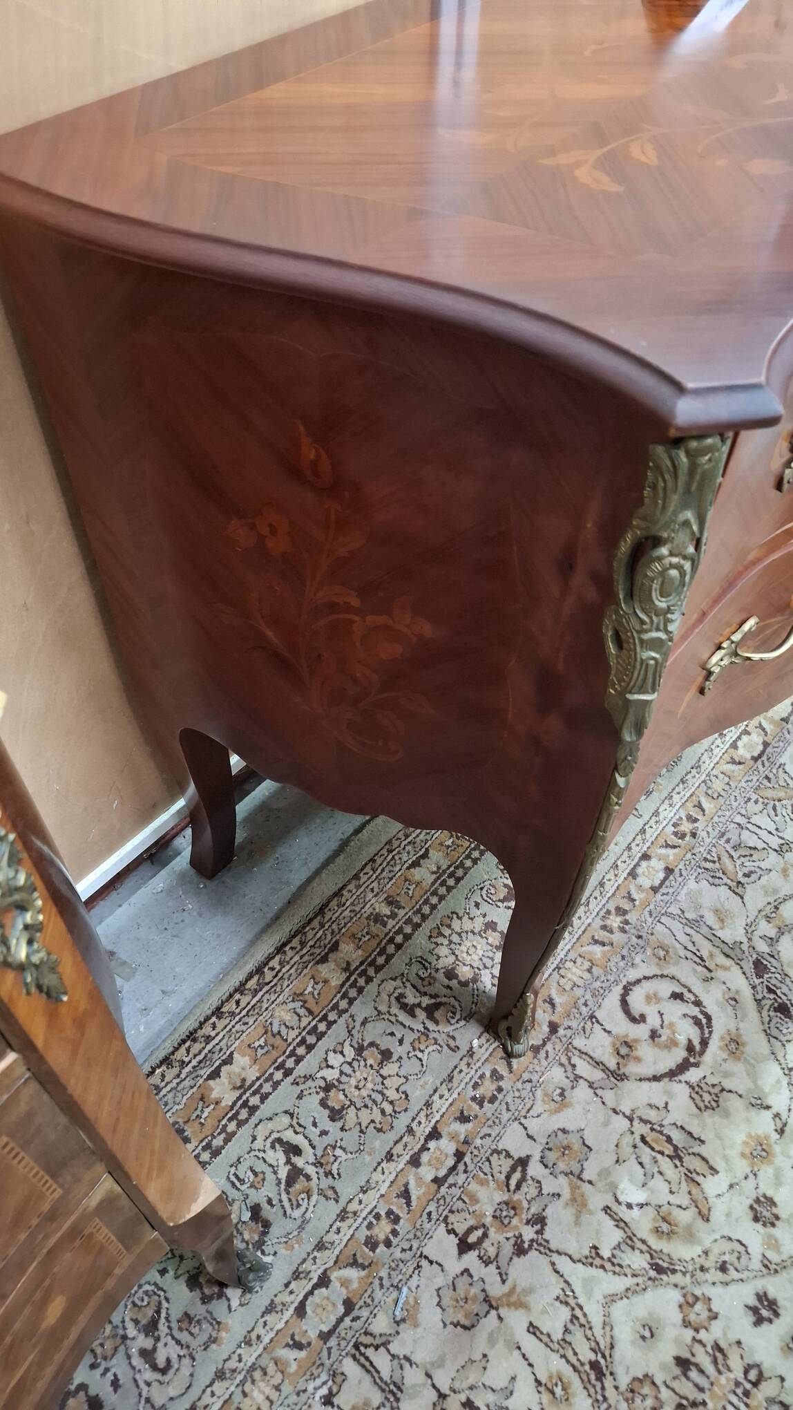 Marquetry chest of drawers