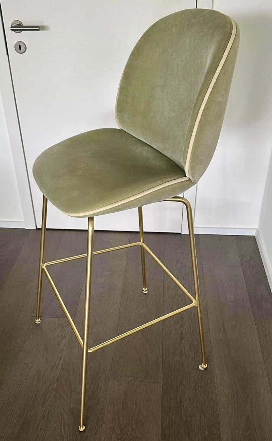 Chaises hautes Gubi velours vert clair