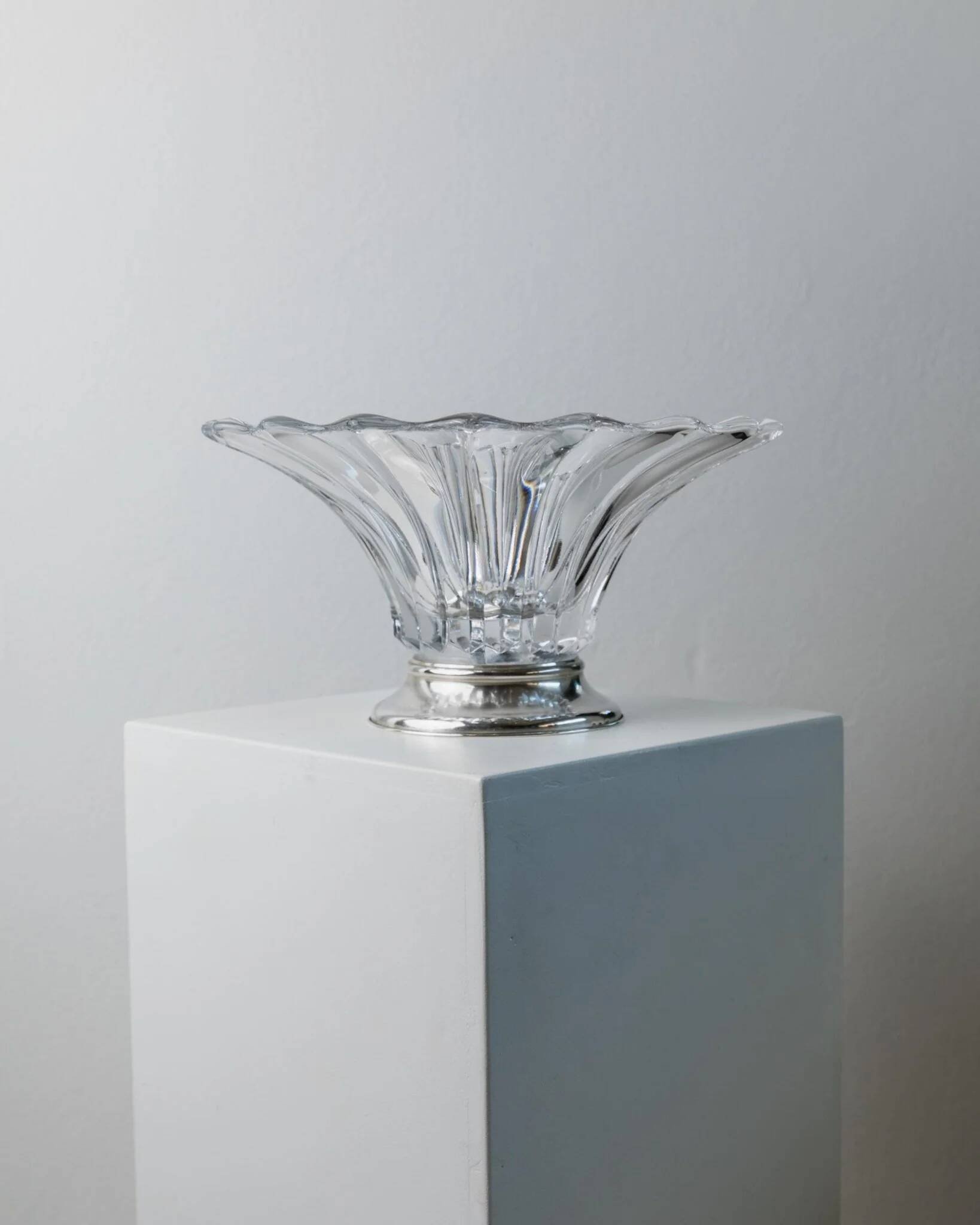 Grand bol en cristal clair vintage avec pied en argent - pièce maîtresse des années 1940 en Italie