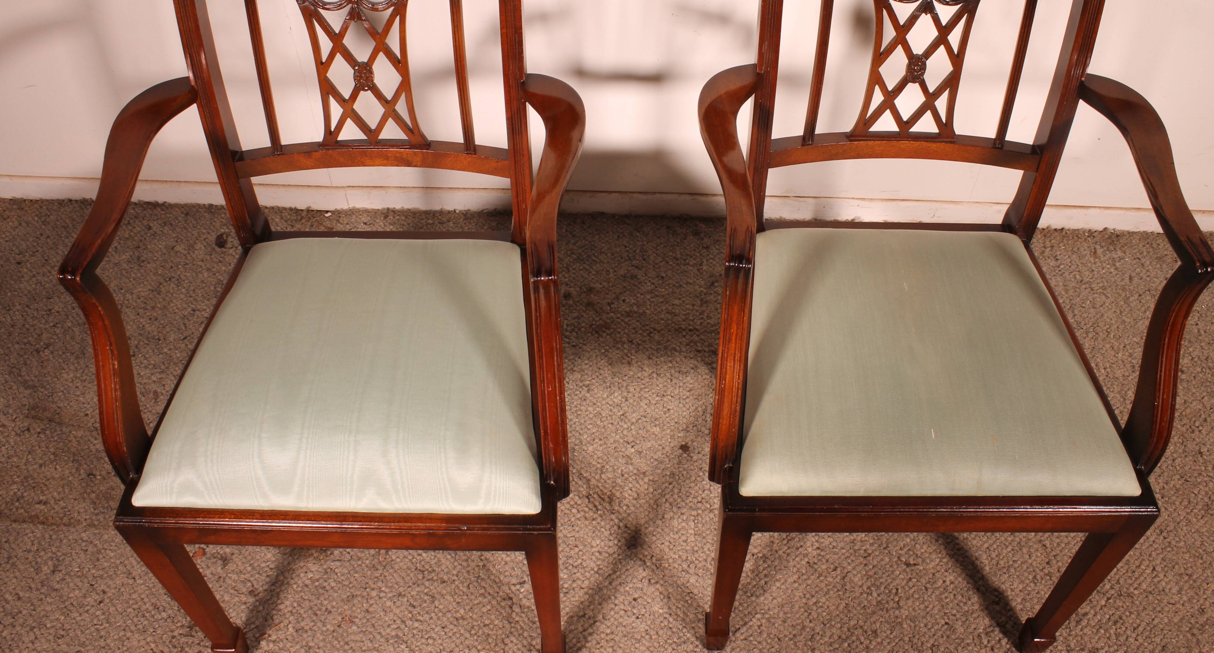 pair of mahogany armchairs in Hepplewhite style