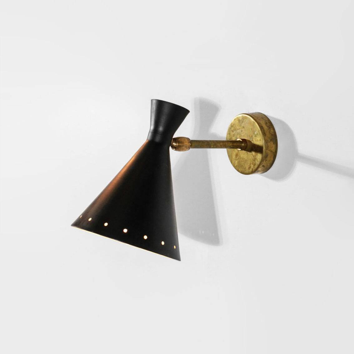 Set of three Italian wall lights in brass and lacquered iron, 1950s design.