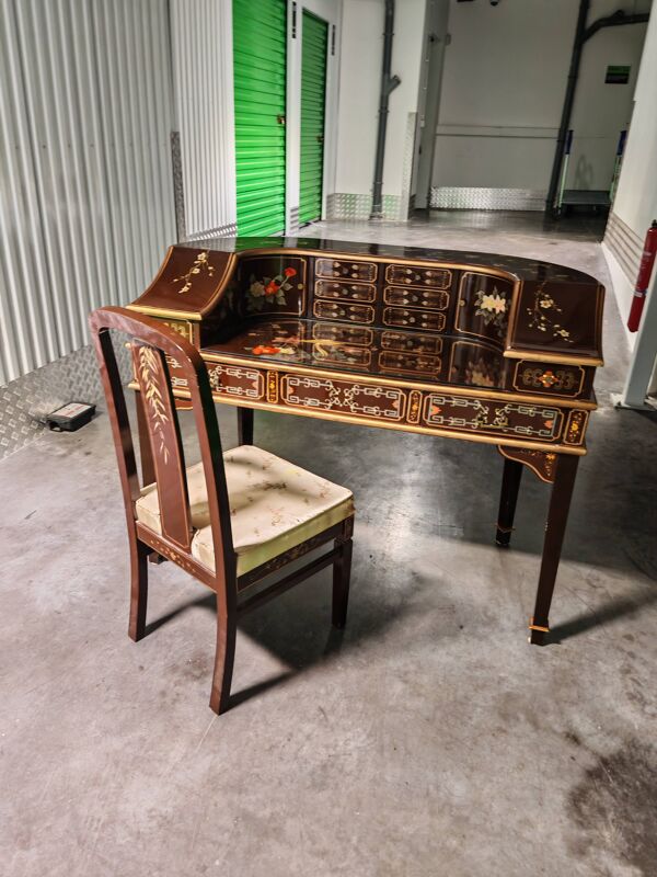 Table chinoise avec la chaise vintage