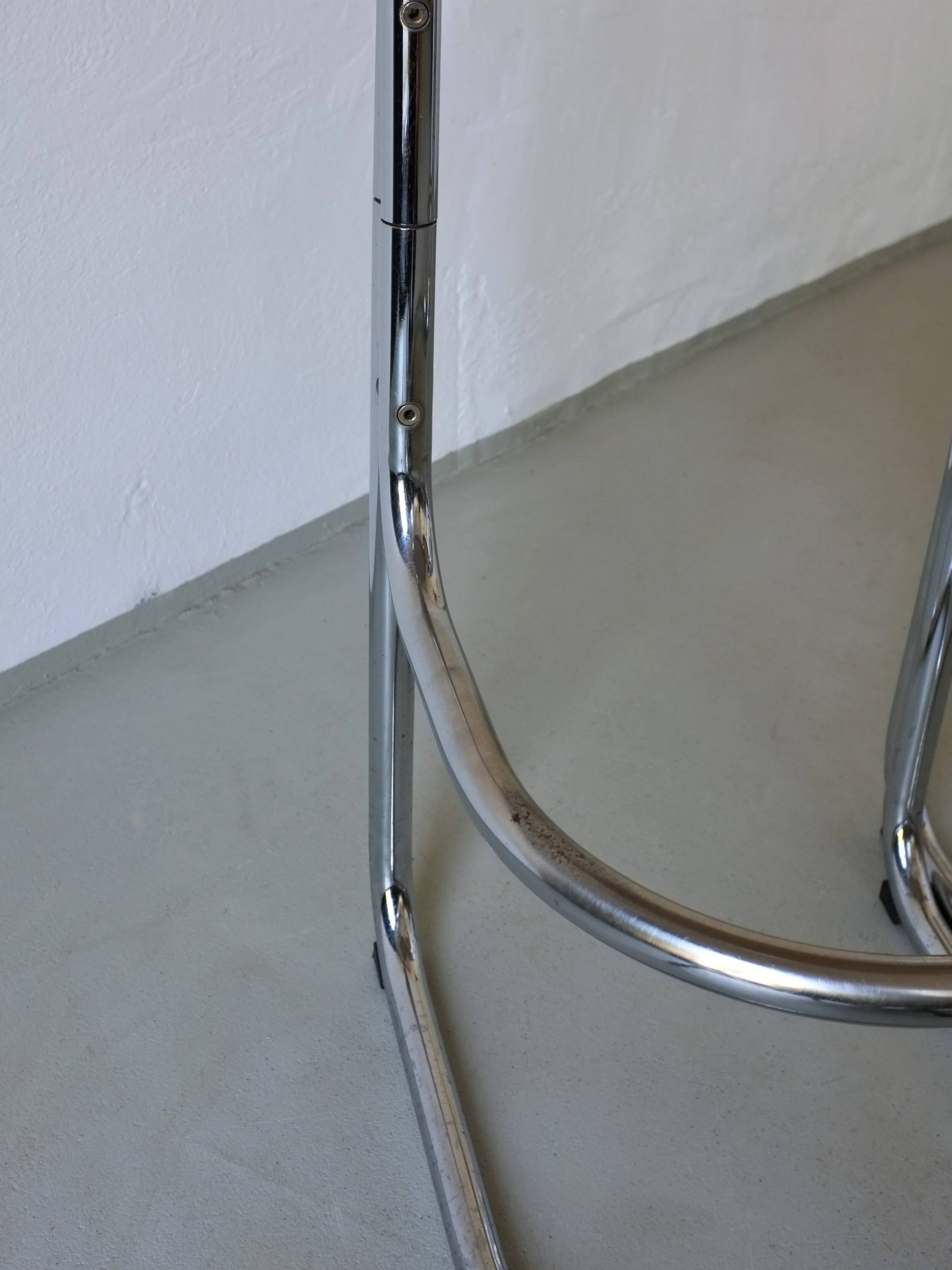 2 tabourets de bar tubulaires chromés et en rotin | Années 1970