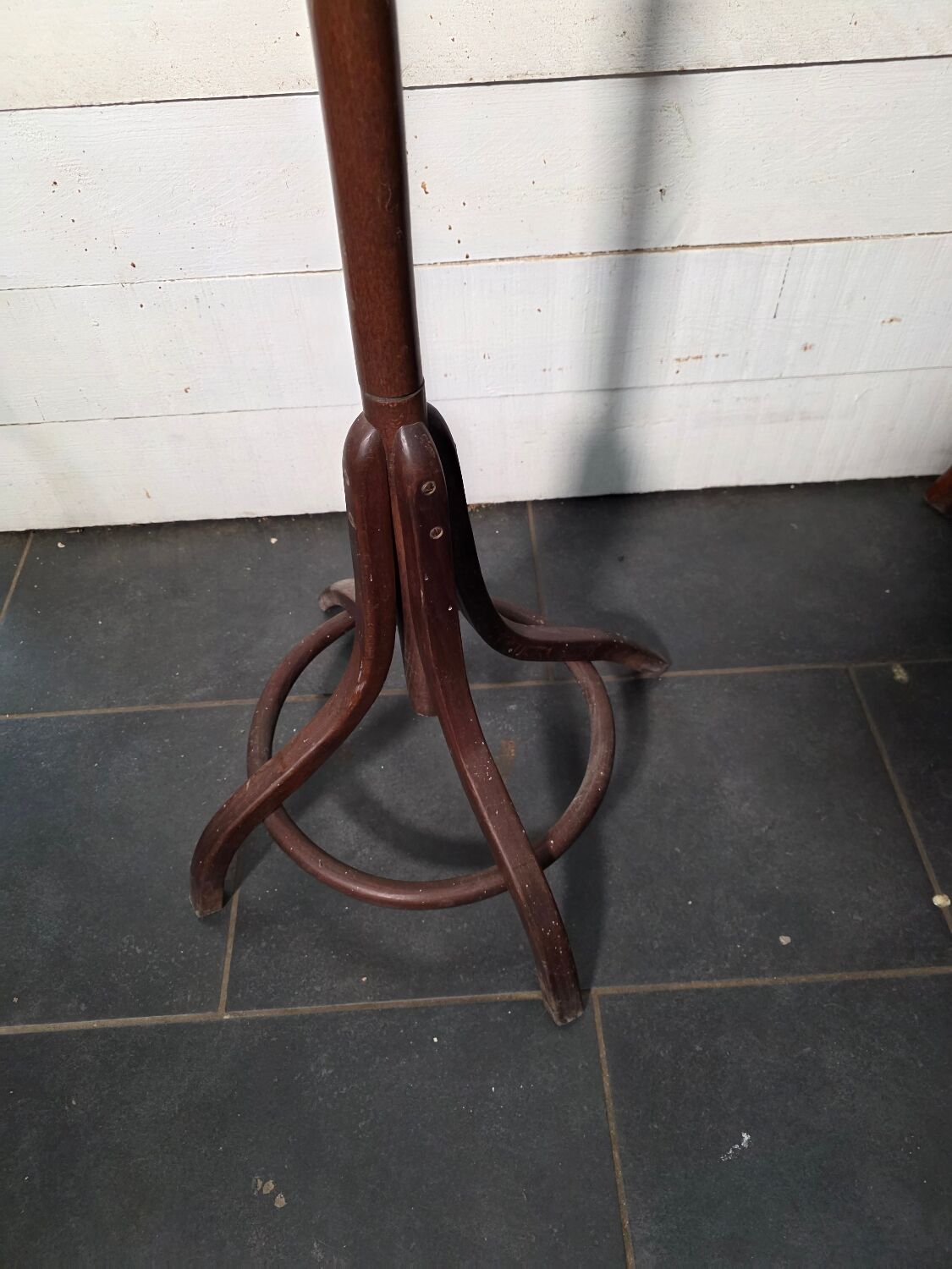 Perroquet ancien en bois courbé