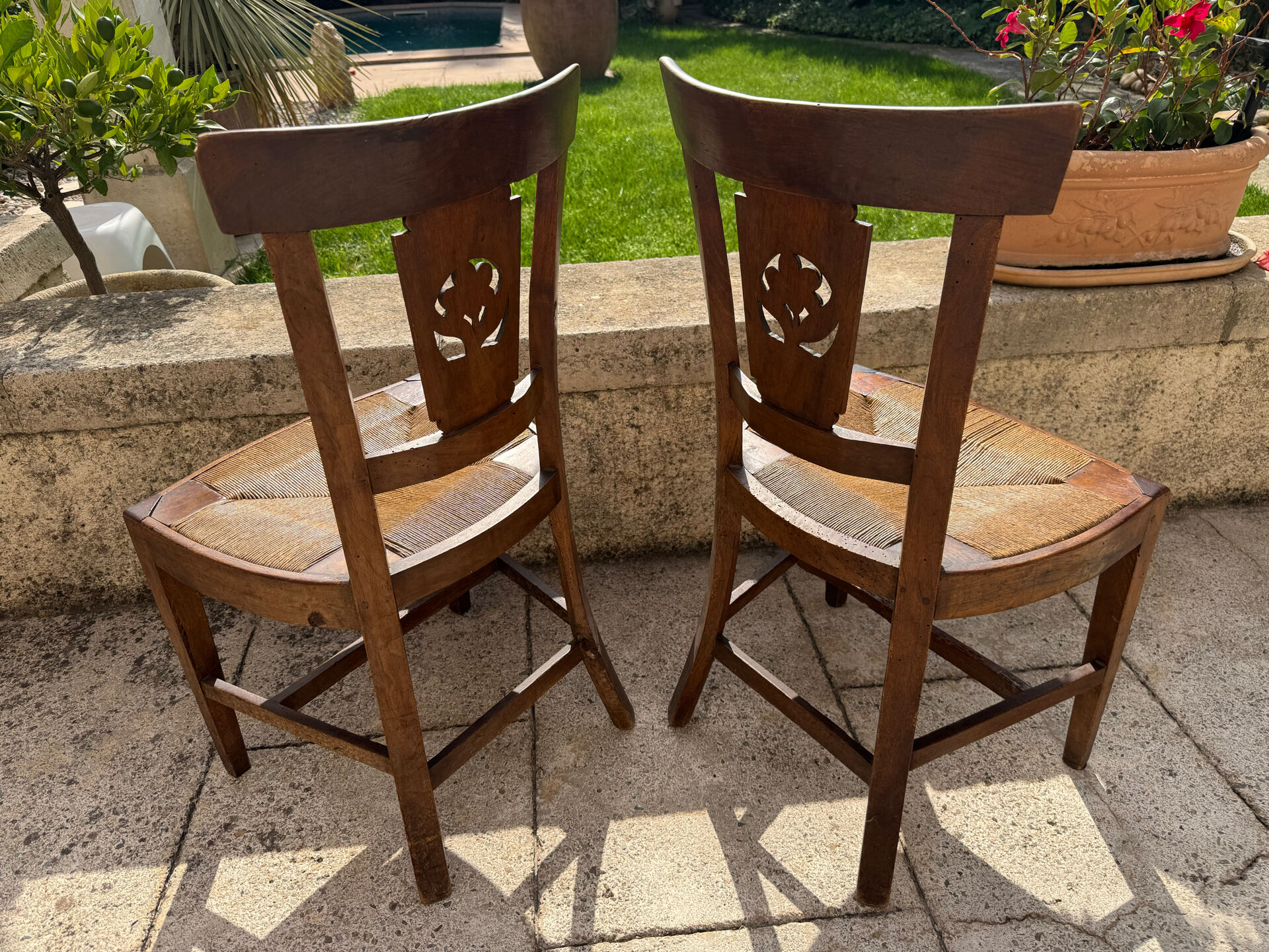 Paire de chaises artisanales xix’ en noyer et paillage