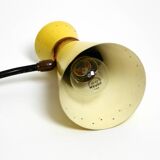 Grande lampe de table sur trépied de style mid-century moderne avec abat-jour diabolo jaune.