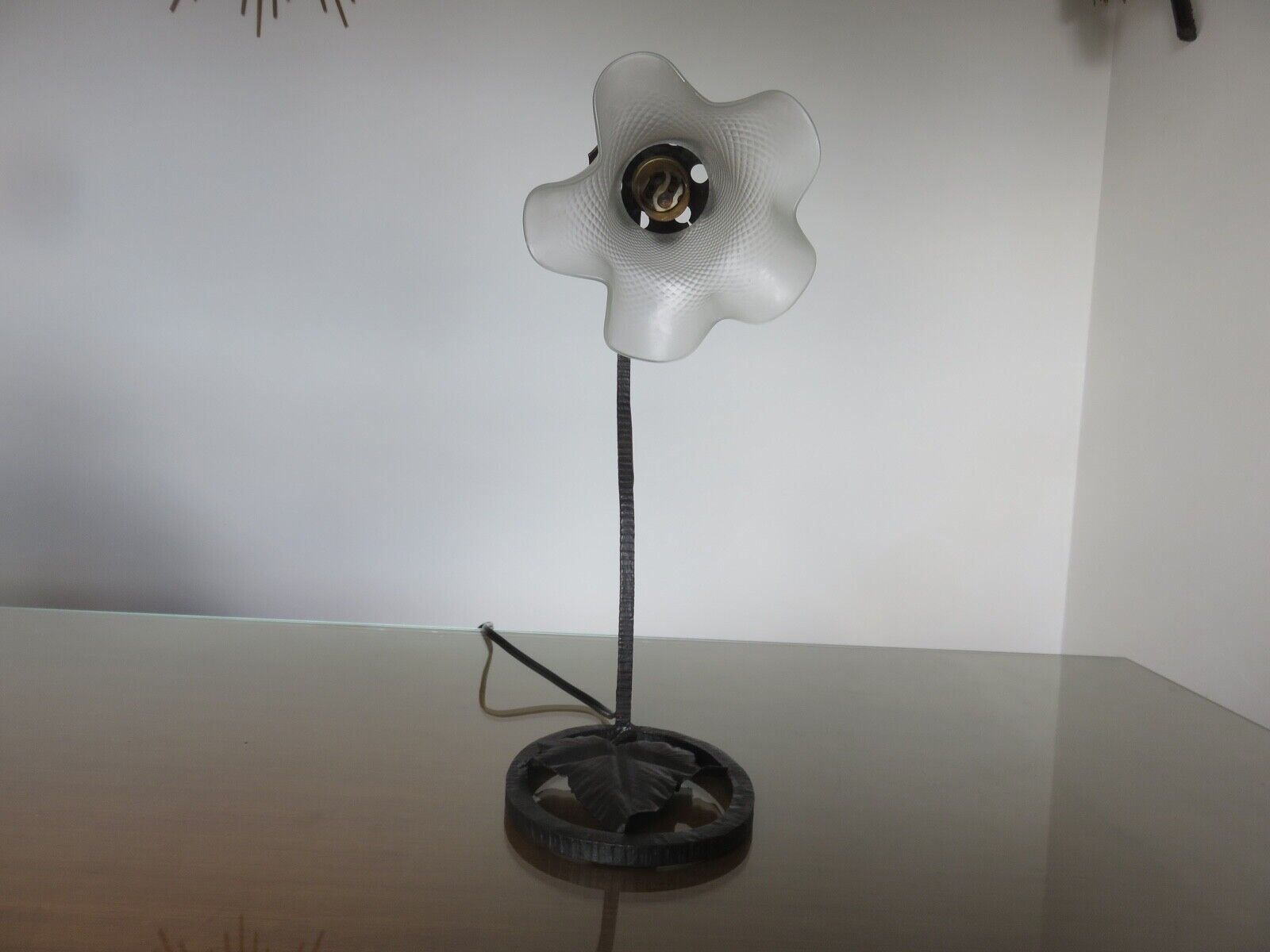 Art deco lamp in hammered wrought iron and tulip in glass, 30s 40s