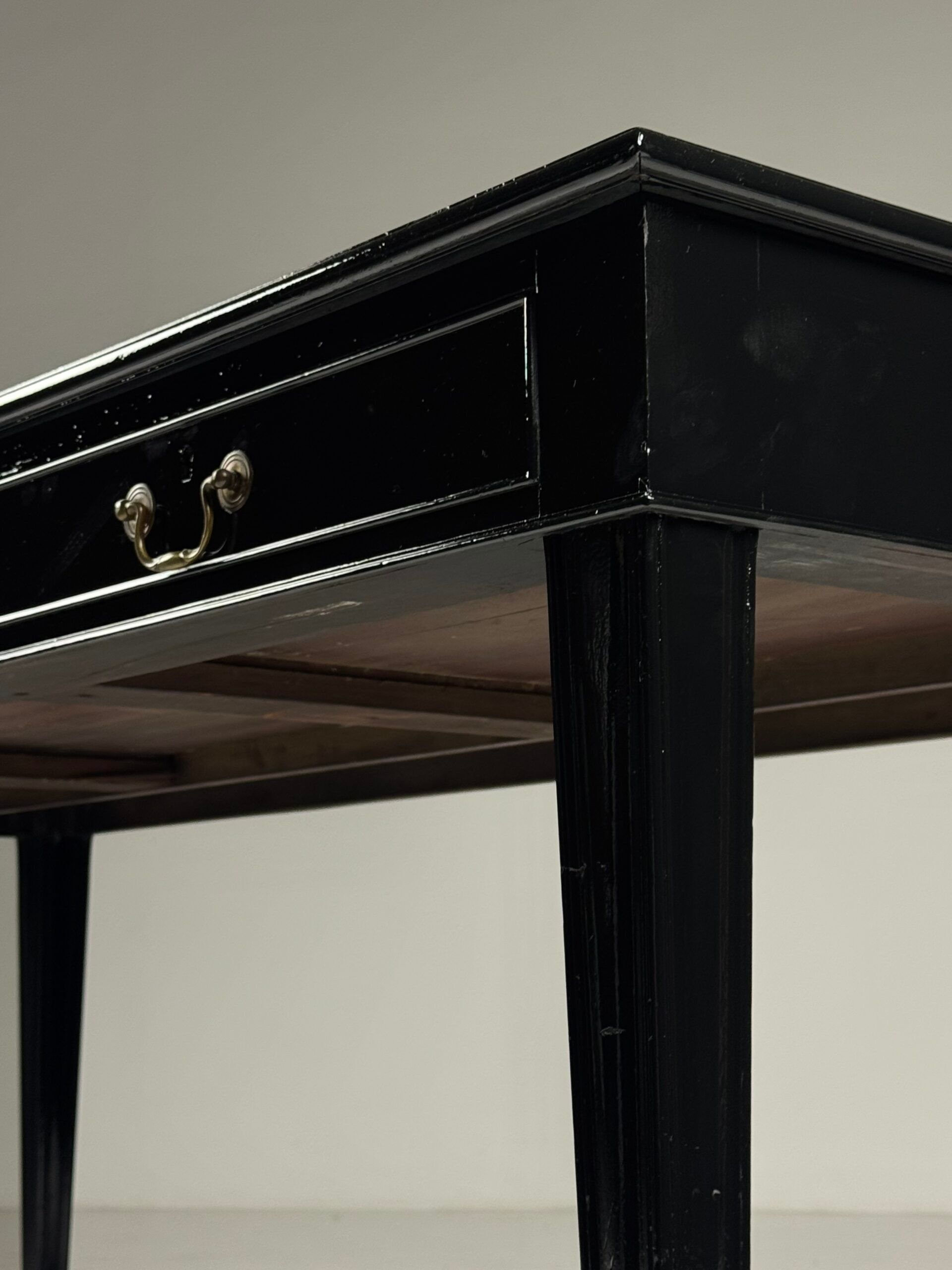 Bureau anglais du 19ème siècle noir