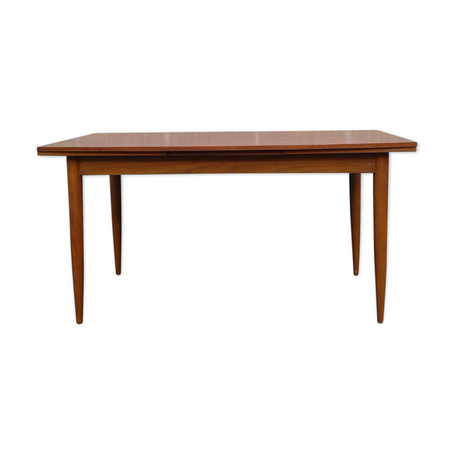 Extendable table in teak