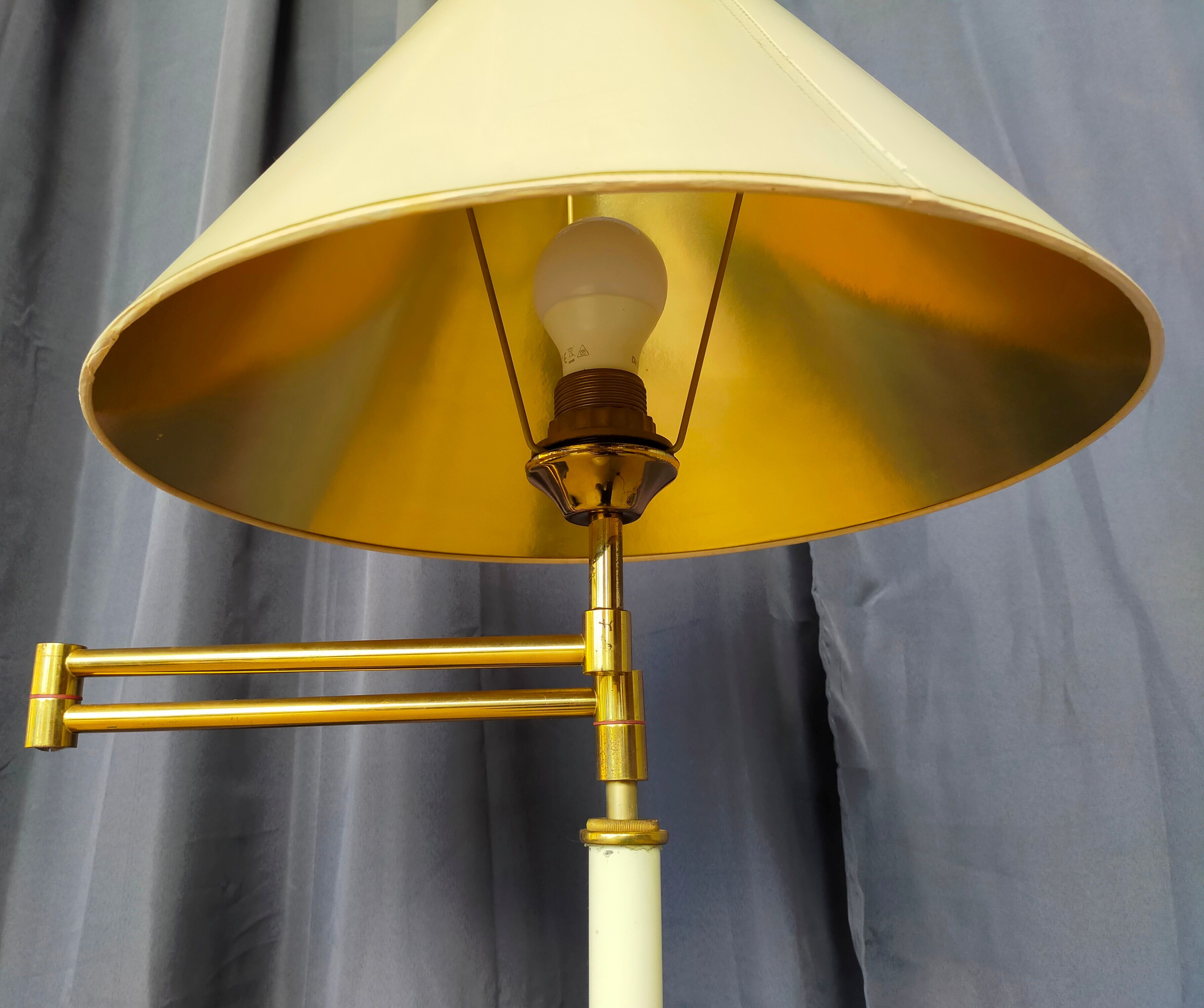 Articulated floor lamp 1950 design in metal and brass