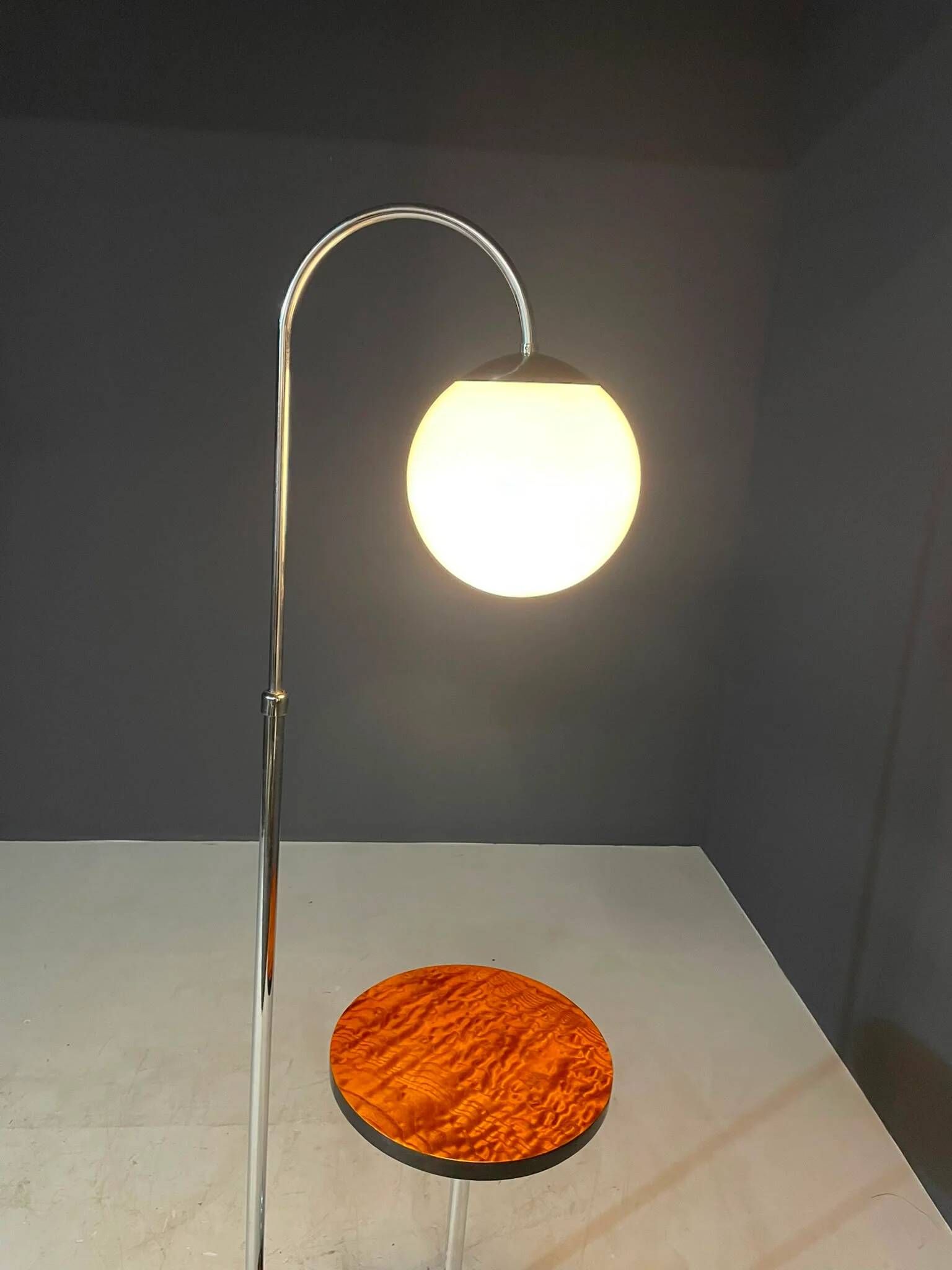 Lampe de sol Bauhaus restaurée avec table intégrée par R. Slezák