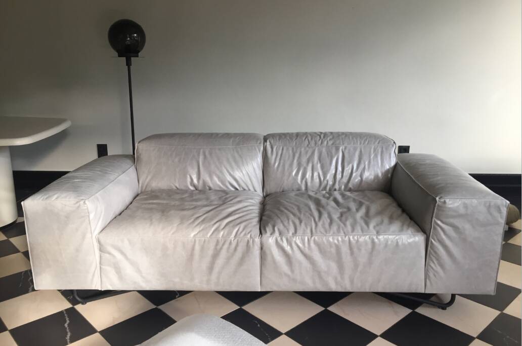 Gio Pagani – “Je T’Attends” Sofa – Premium Light Grey Leather