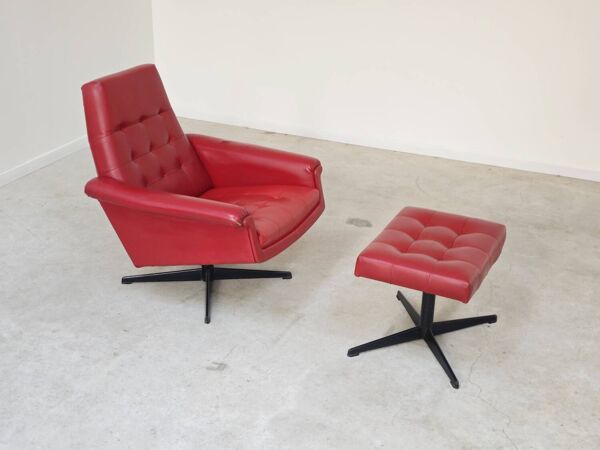 Fauteuil pivotant et repose pied en simili cuir rouge par Up Zavody 1970