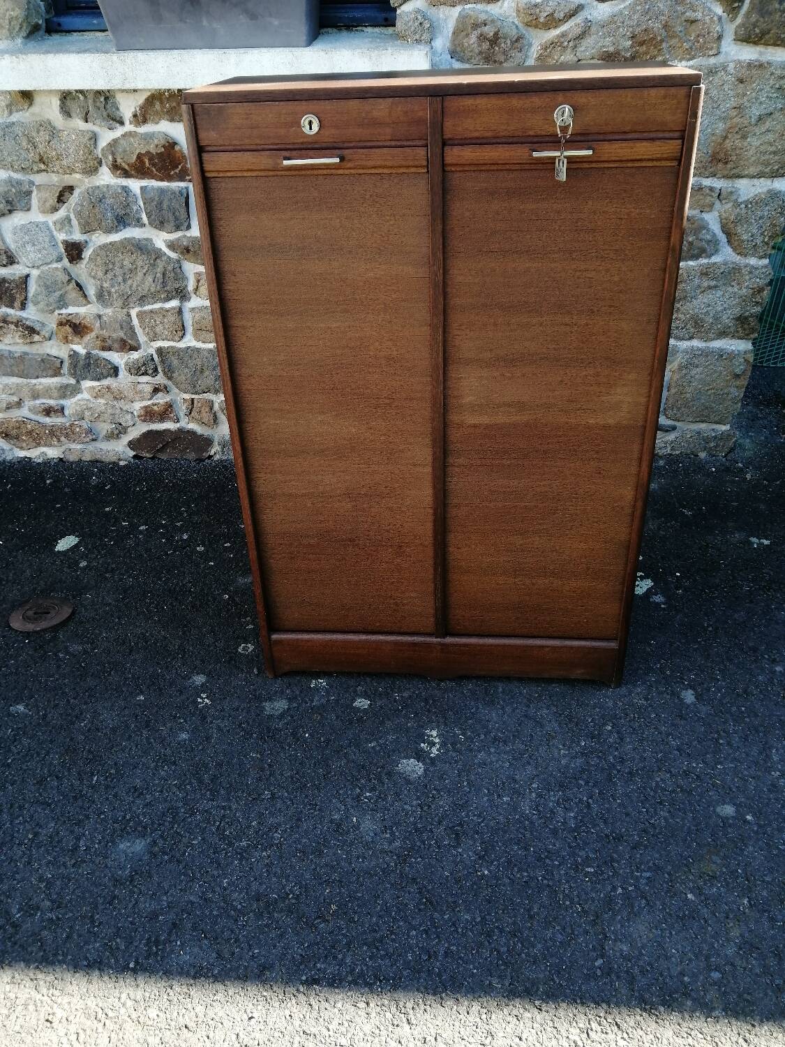 Double curtain filing cabinet