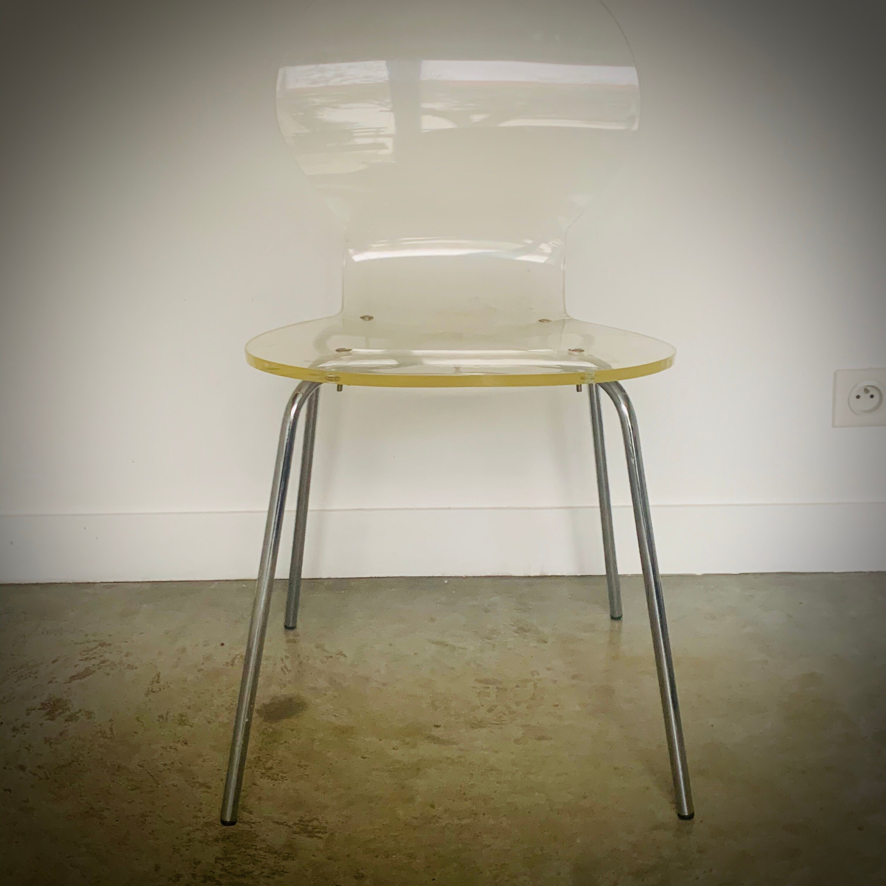 Chaise monocoque en altuglas transparent 70'