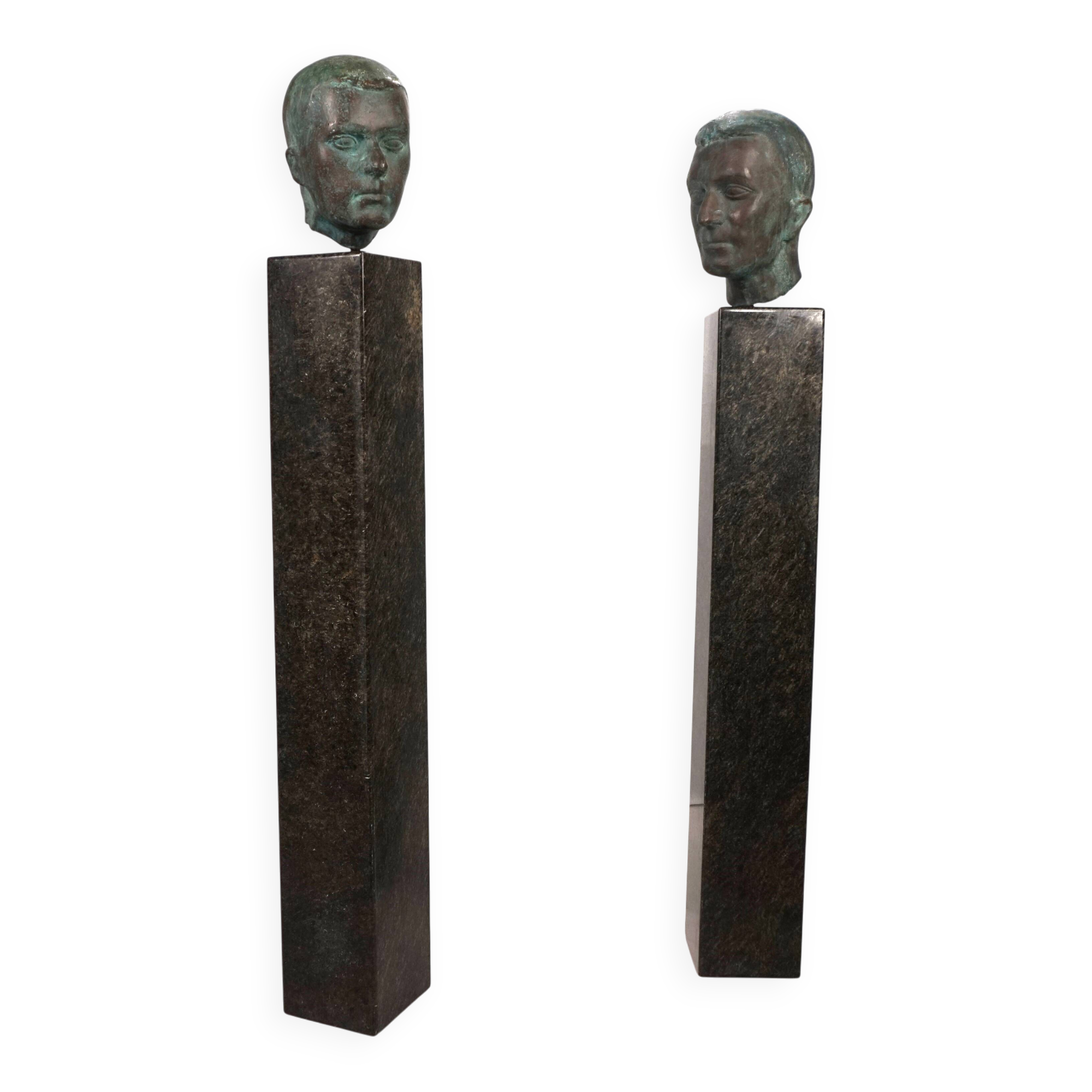 Ensemble de deux bustes en bronze sur stèles en granit par un élève de Georg Kolbe, 1925