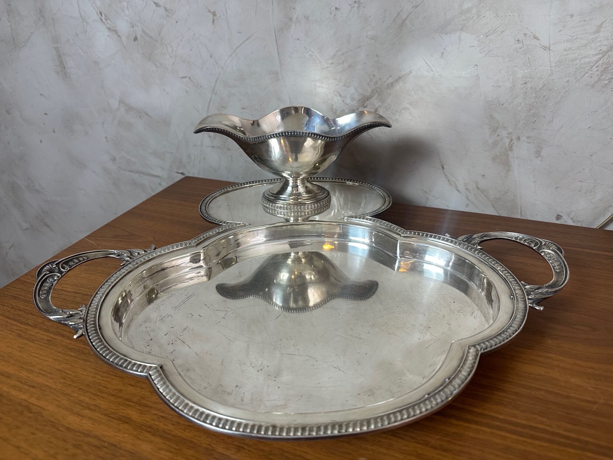 Presentation dish and its integrated sauceboat