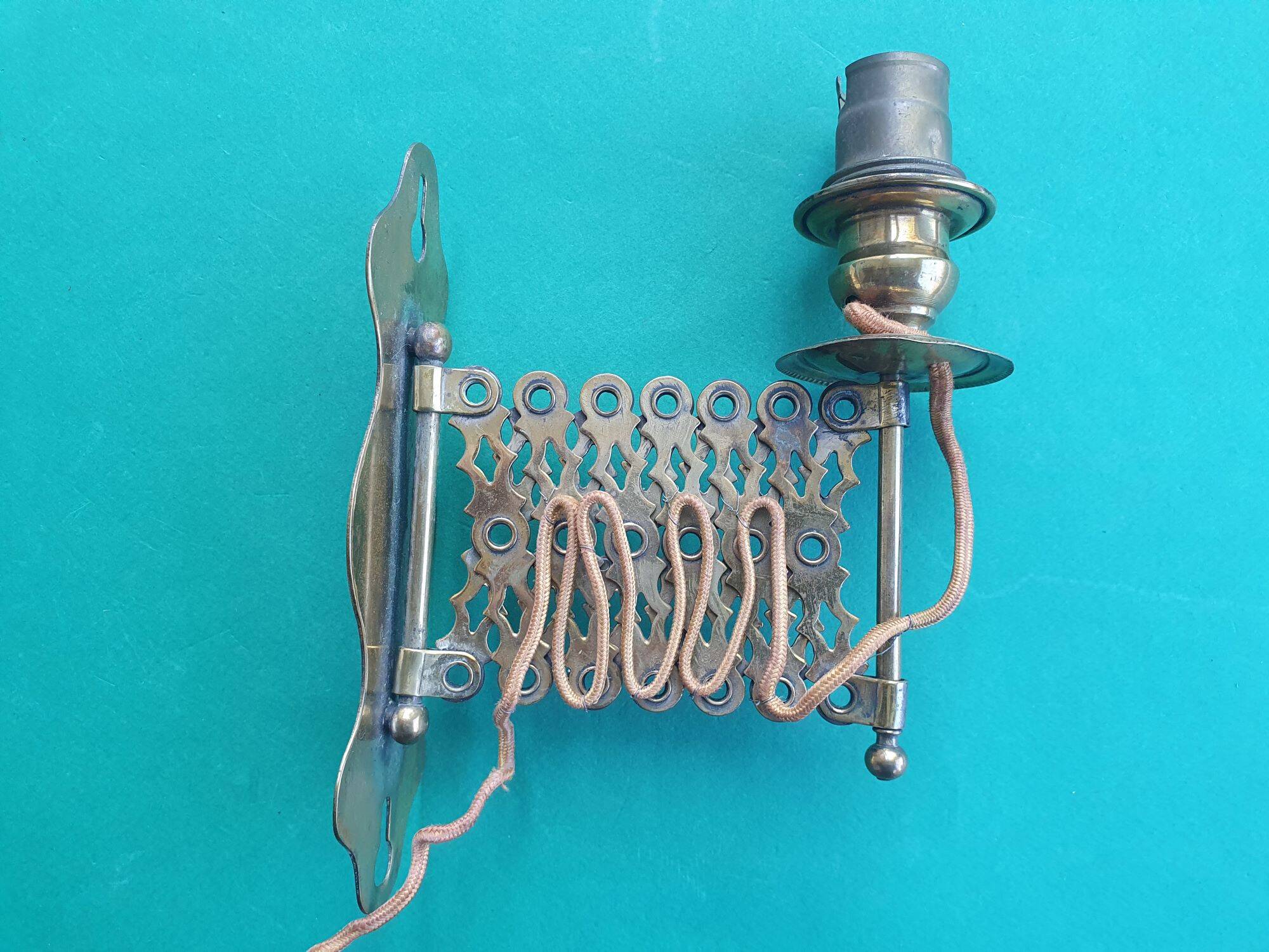 Vintage extendable pantograph wall light