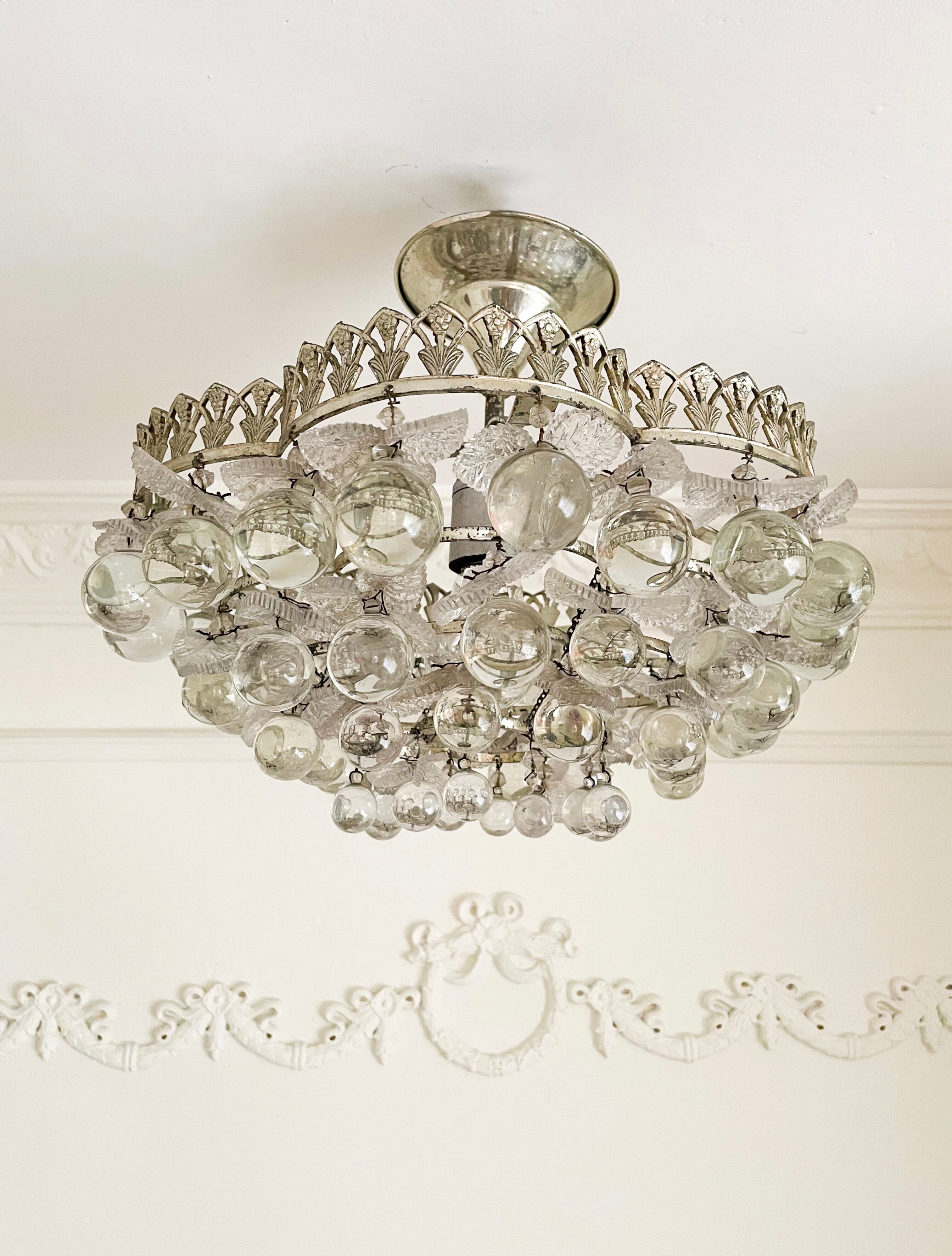 Vintage crystal ceiling light decorated with leaves and clusters – Spain