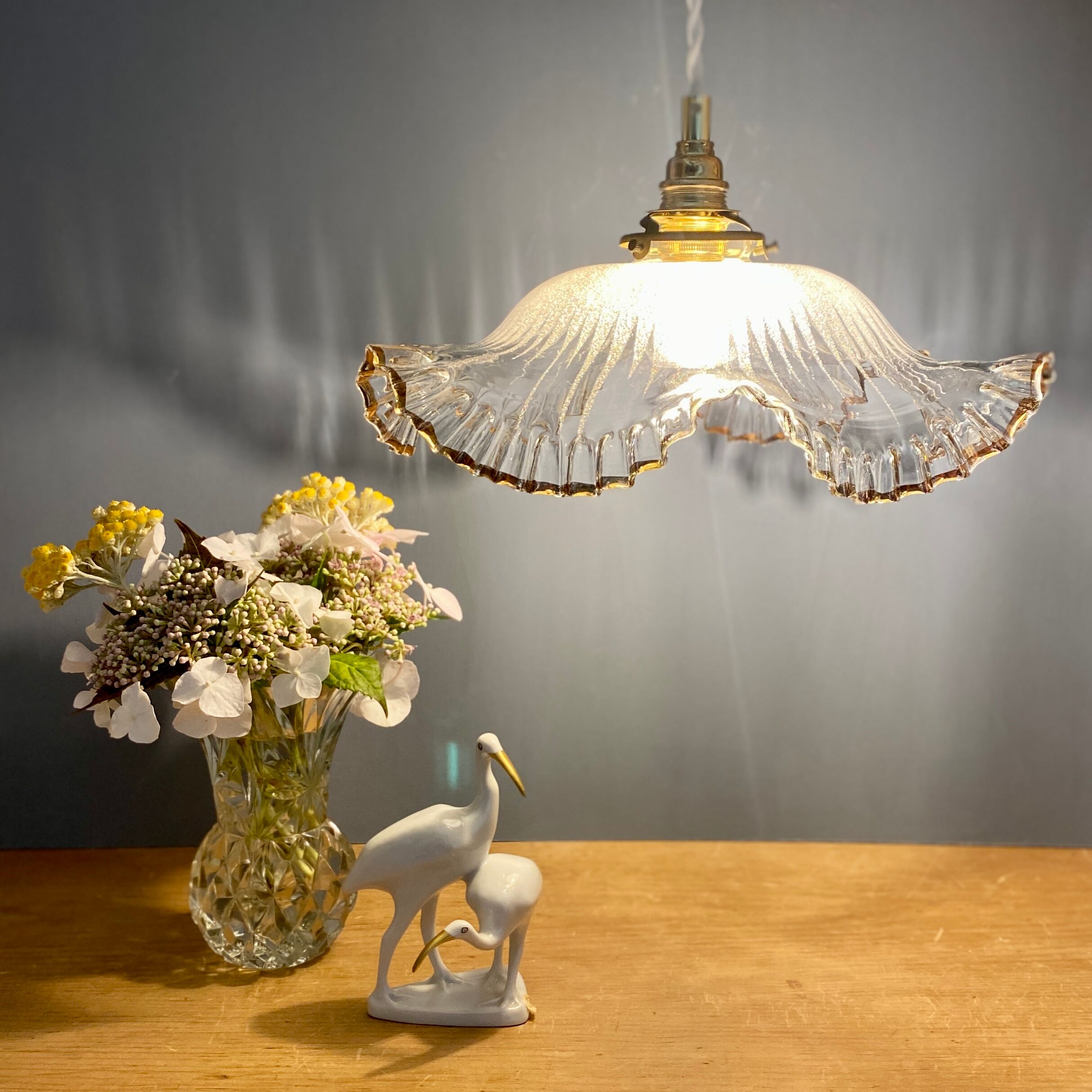 Vintage lampshade pendant lamp in white and gold granite glass