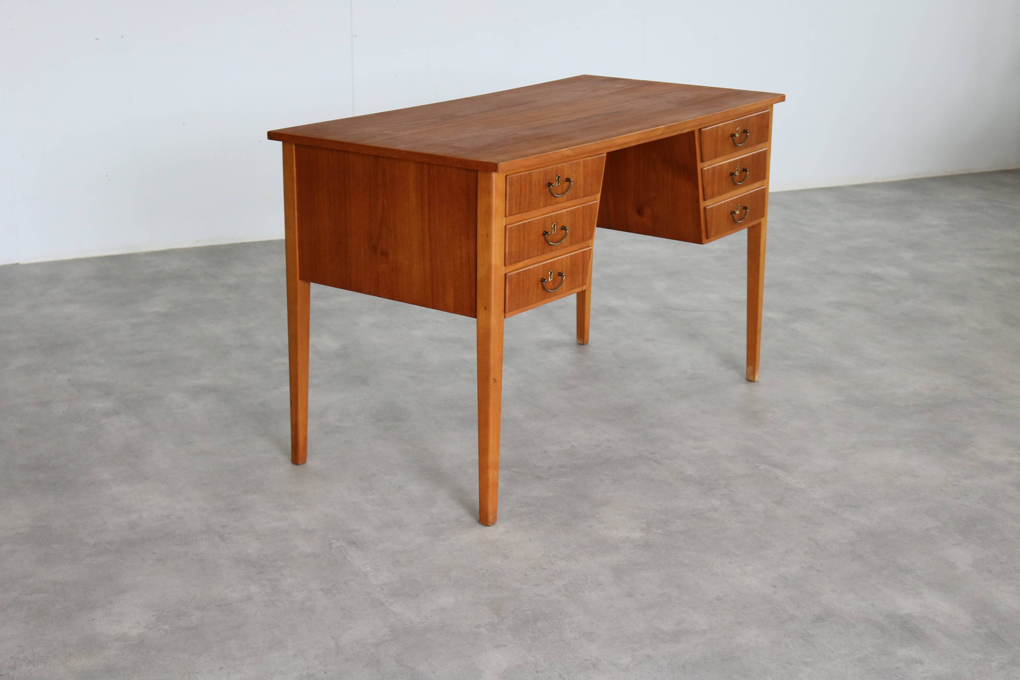 vintage desk | teak | 60s | swedish period | 60s