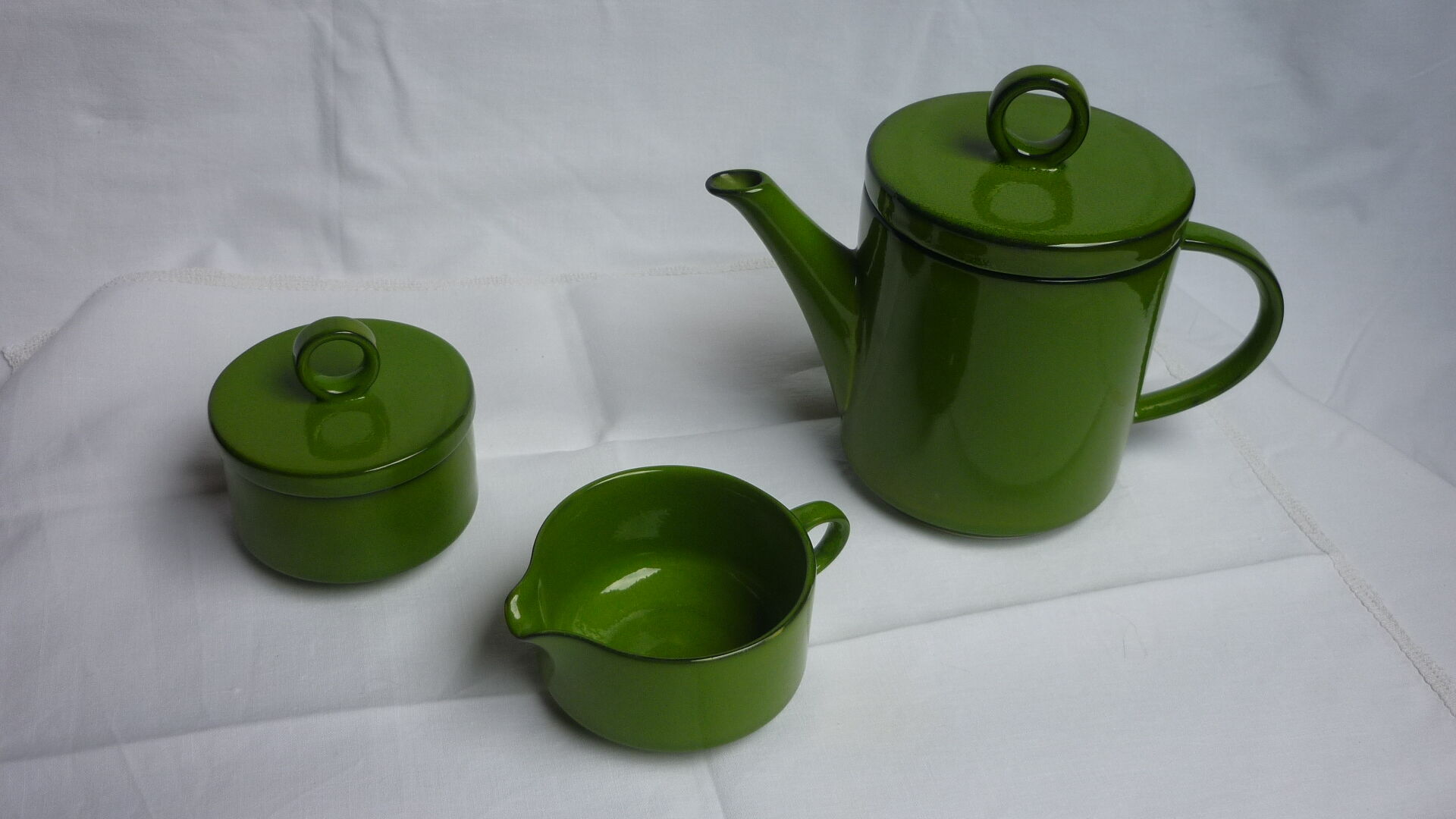 Green enamelled porcelain coffee set