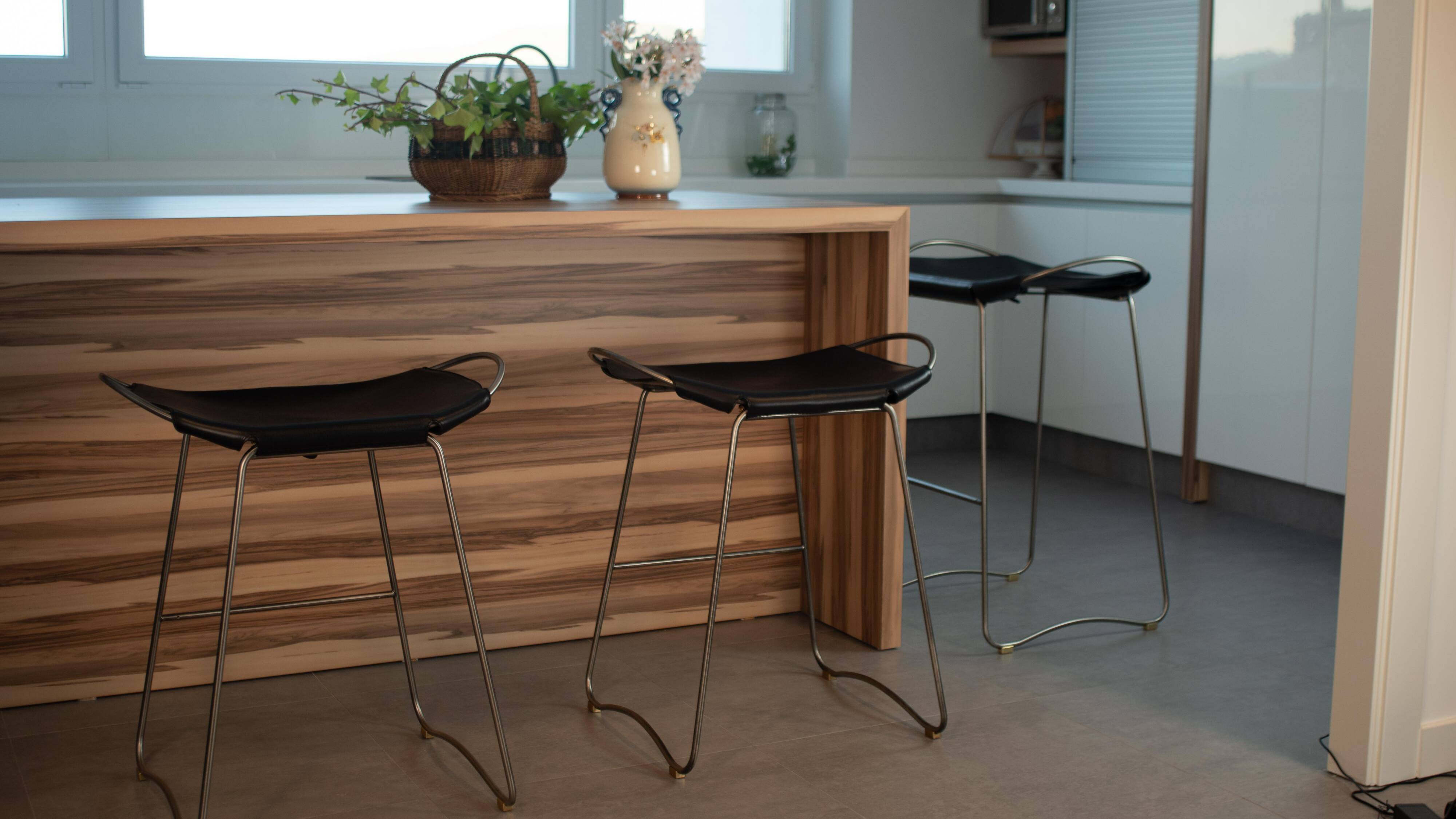Contemporary Kitchen Counter Stool in Black Steel and Natural Tobacco Leather