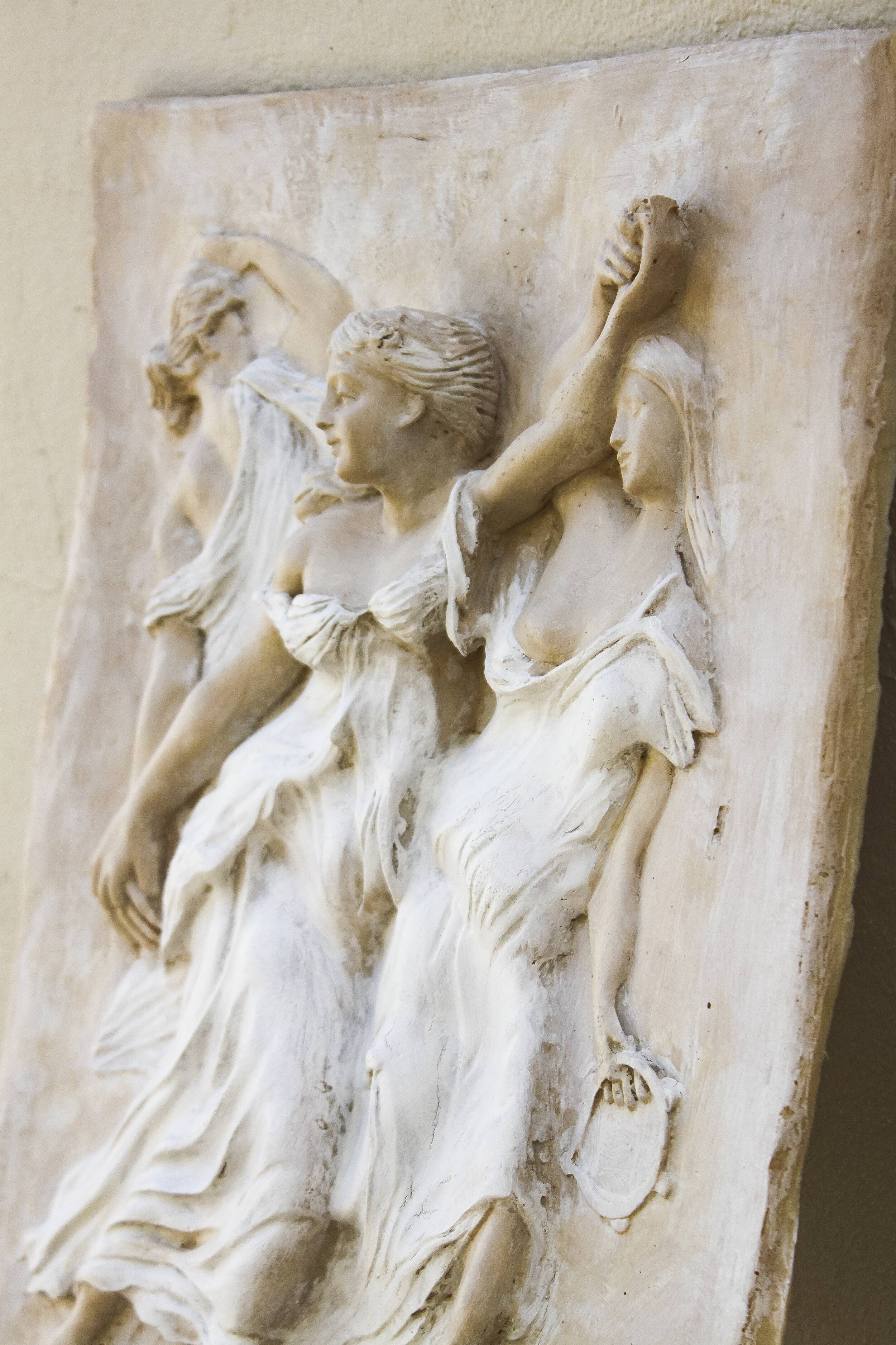 Bajorelief de ménades dansant. Relief classique. Ménades en relief.