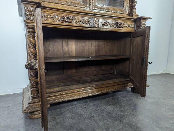 Buffet de chasse de style Renaissance en noyer
