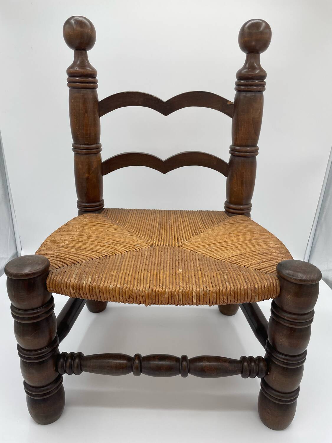 Chaise basse brutalisme bois et paille