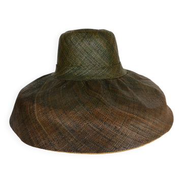 grand chapeau malgache en fibres tressées
