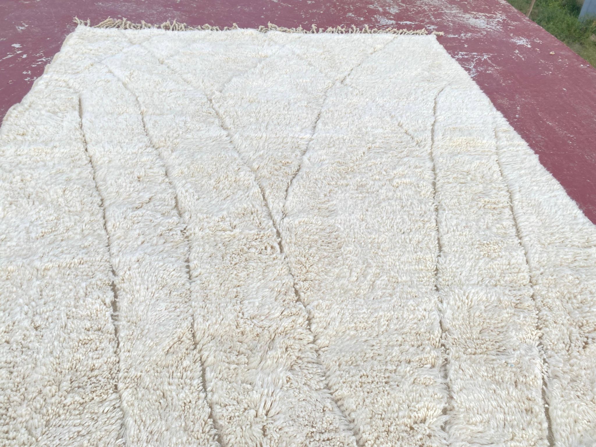 Large cream Beni Ouarain rug with tone-on-tone diamond pattern – 300 x 200 cm